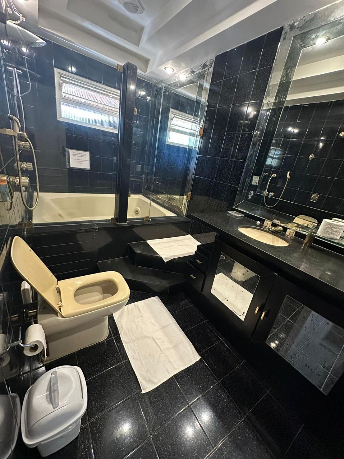 Suite - Photo 3