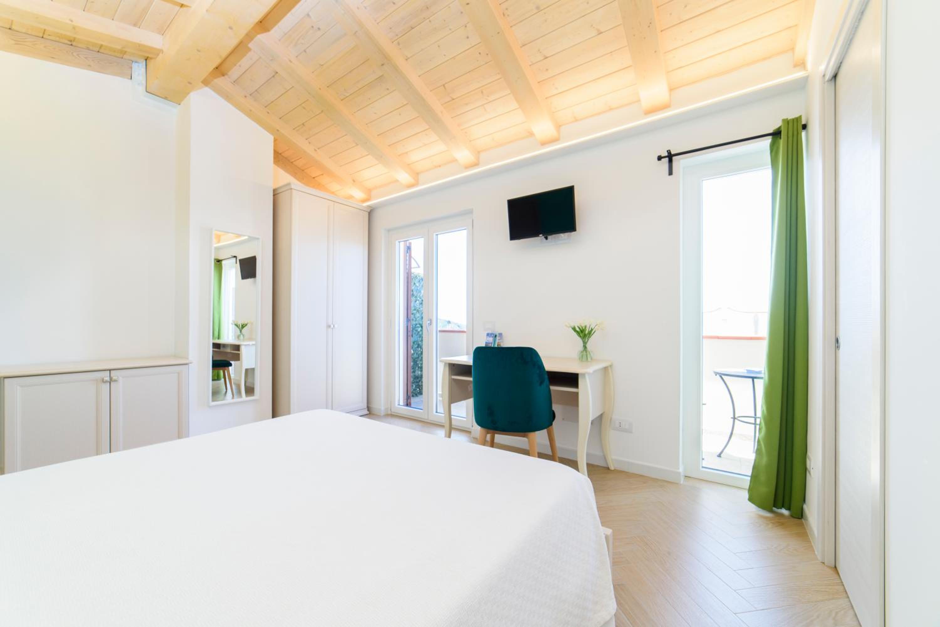 Double Room with Balcony and Sea View photo 3