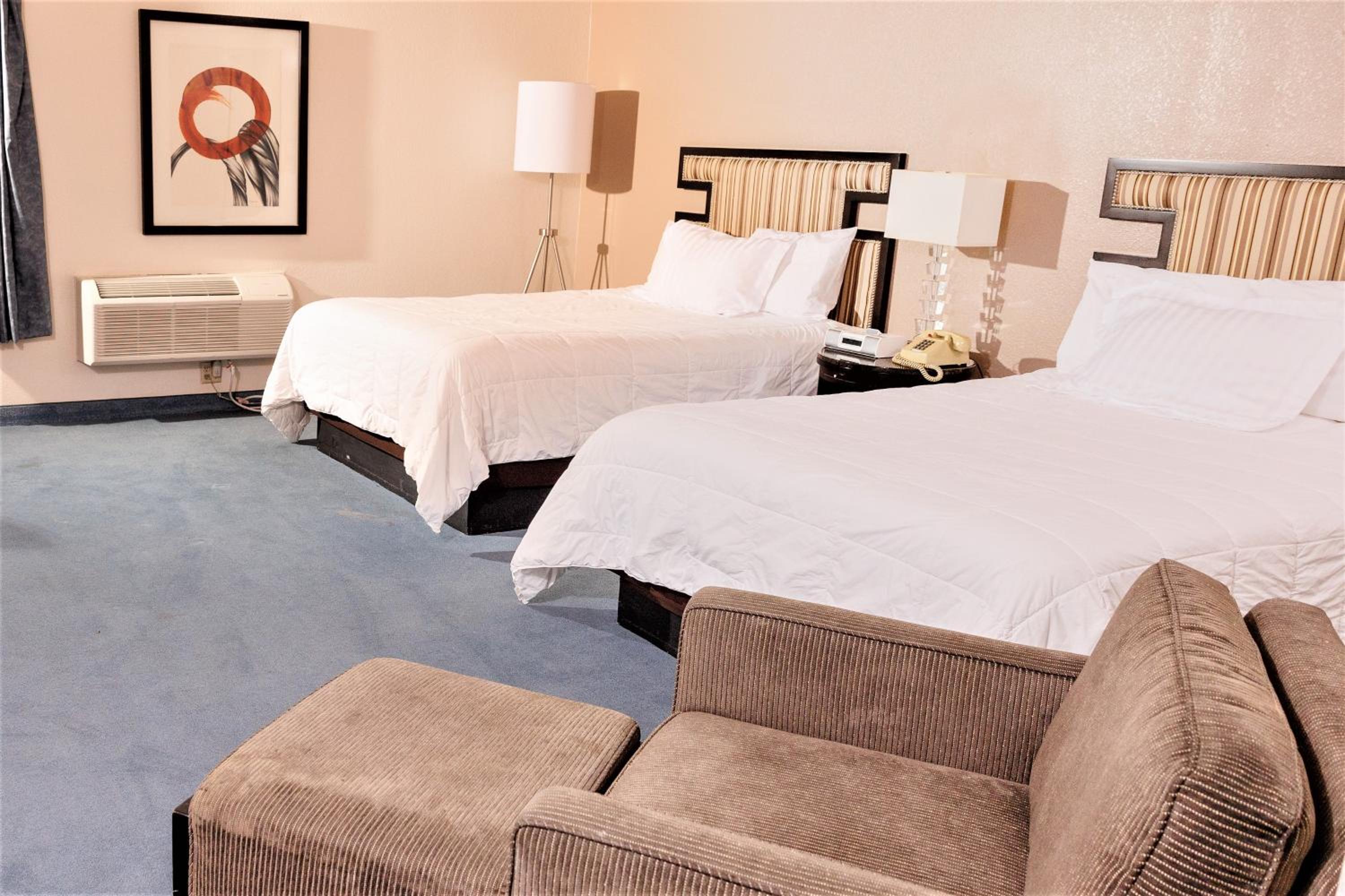 Queen Room With Two Queen Beds - Non-Smoking photo 1