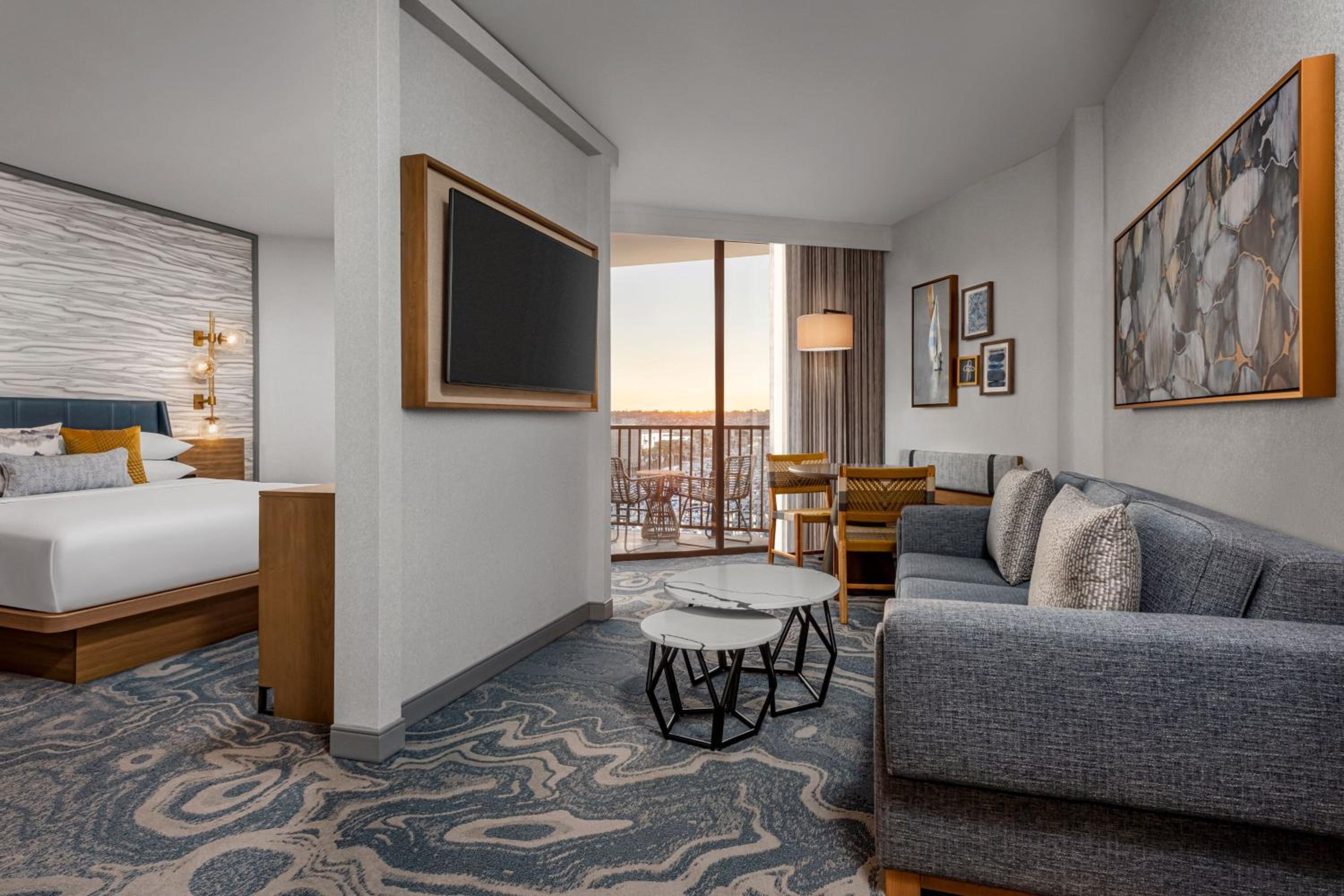 1 King Bed, Marina Tower, Pacific Suite - Photo 3