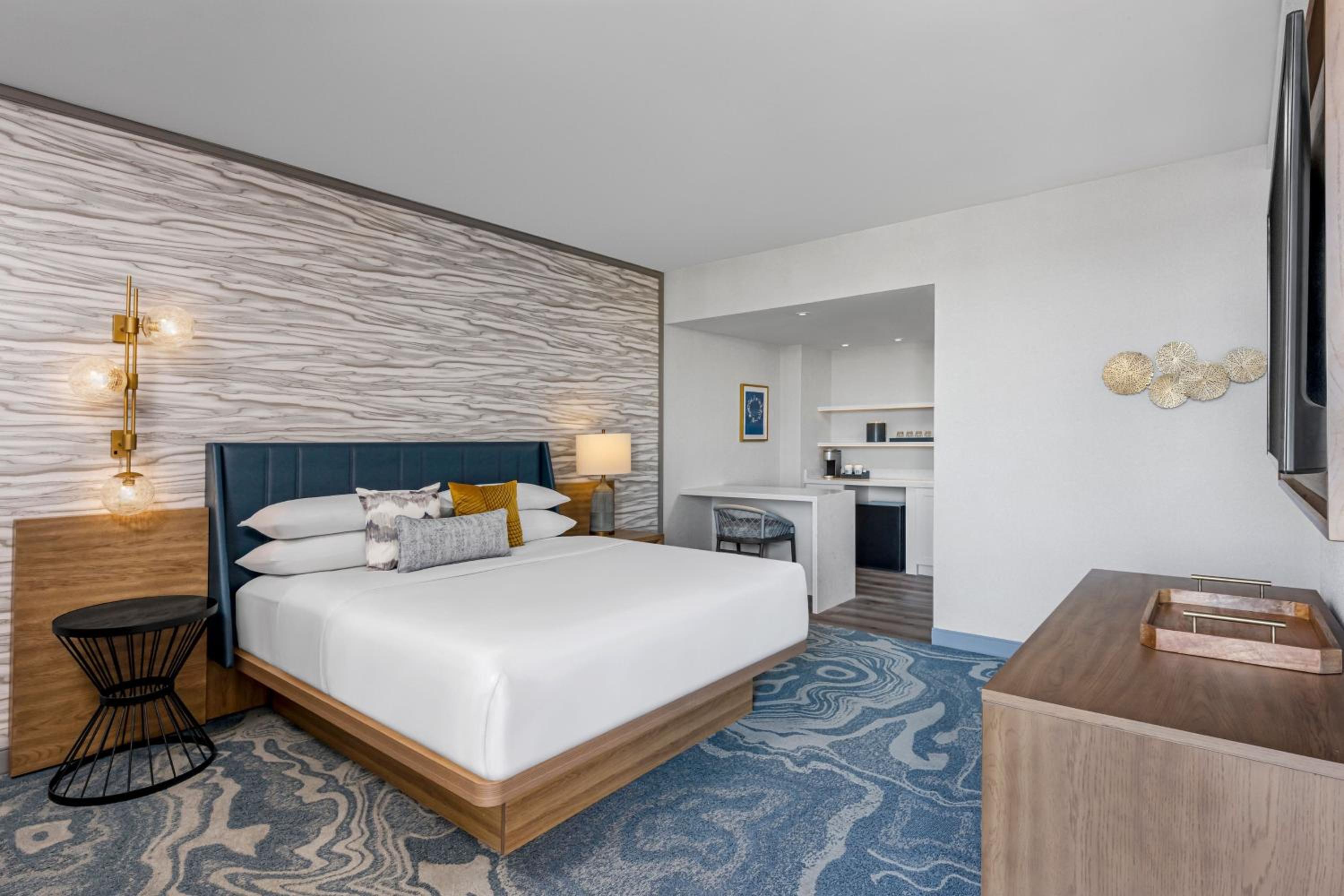 1 King Bed, Marina Tower, Studio Suite - Photo 1