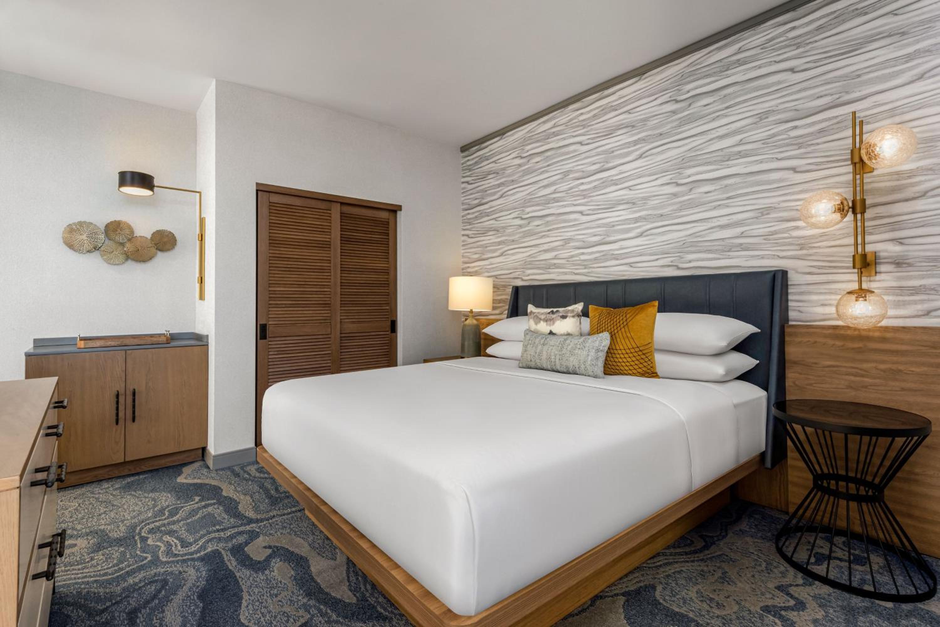 1 King Bed, Marina Tower, Pacific Suite - Photo 6