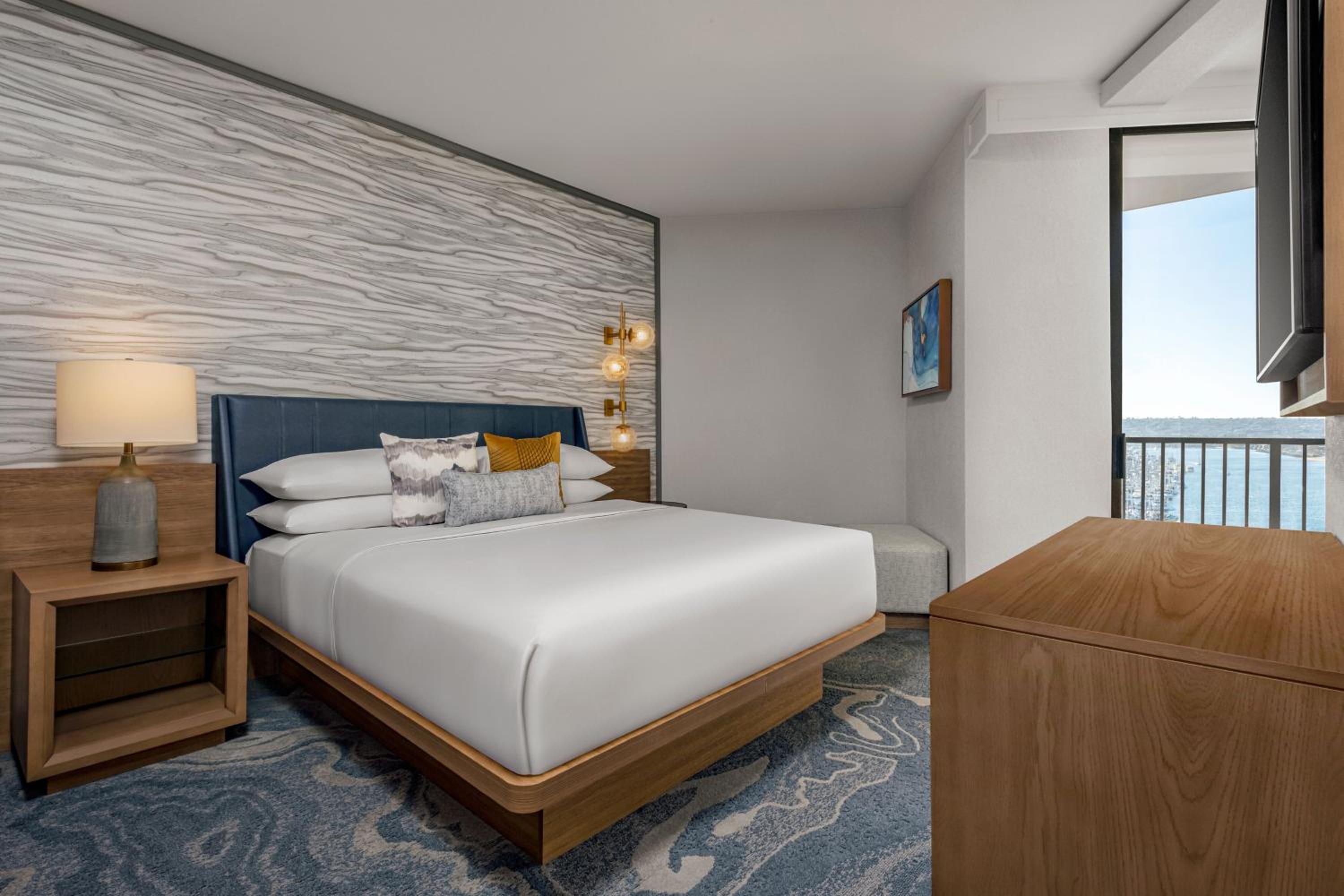 1 King Bed, Marina Tower, Pacific Suite - Photo 7