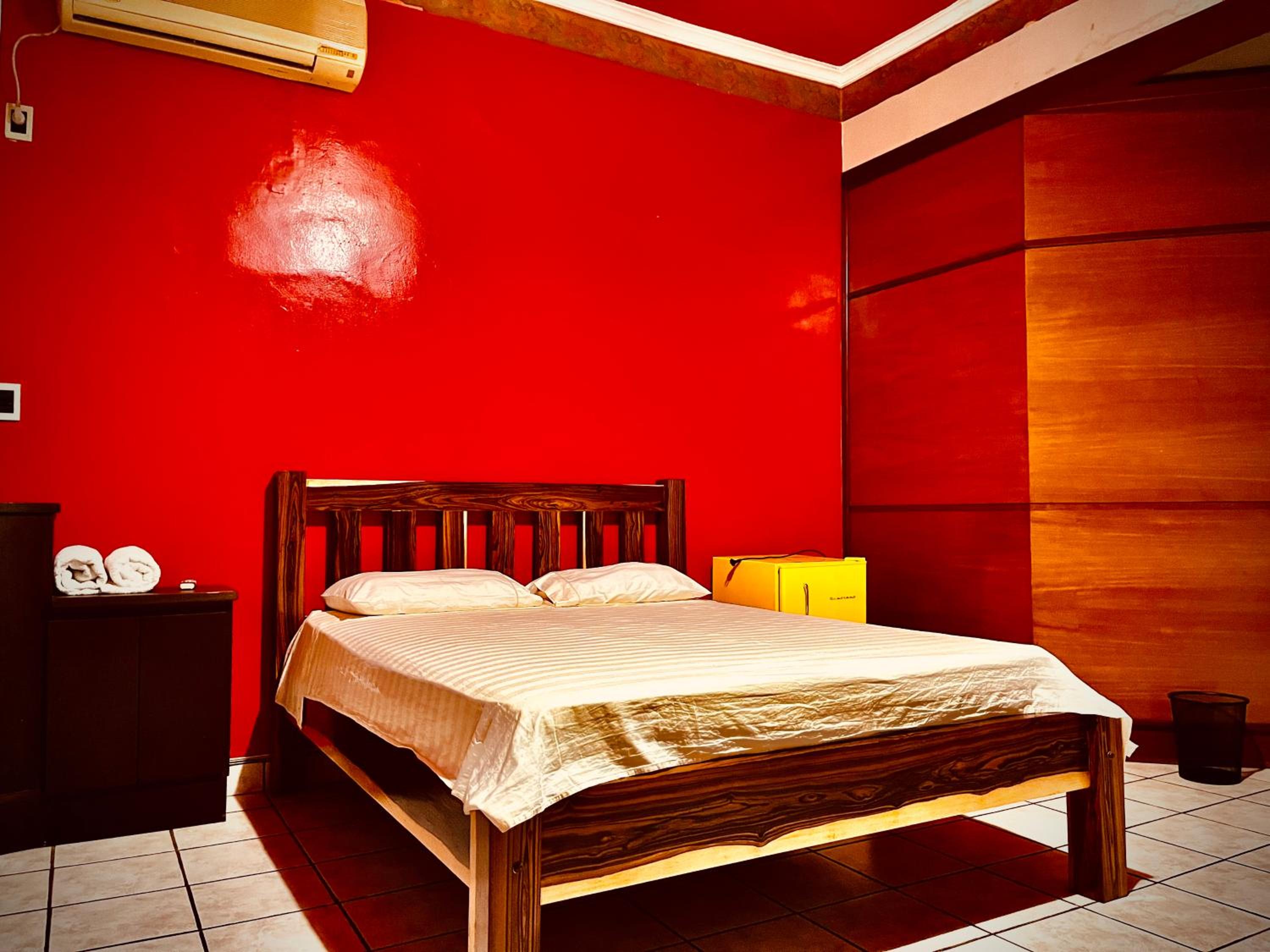 Deluxe Queen Suite - Photo 2