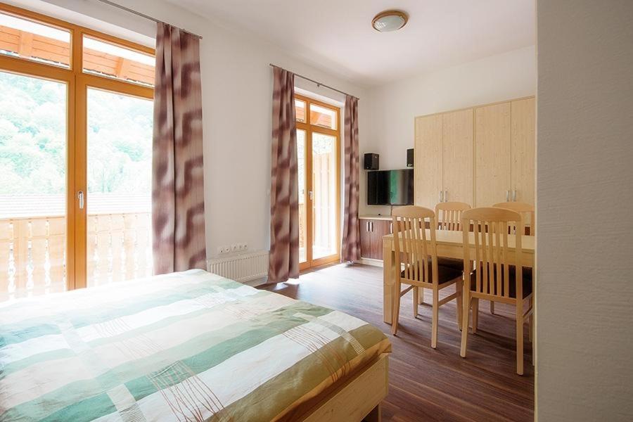 Family Room With Balcony photo 3