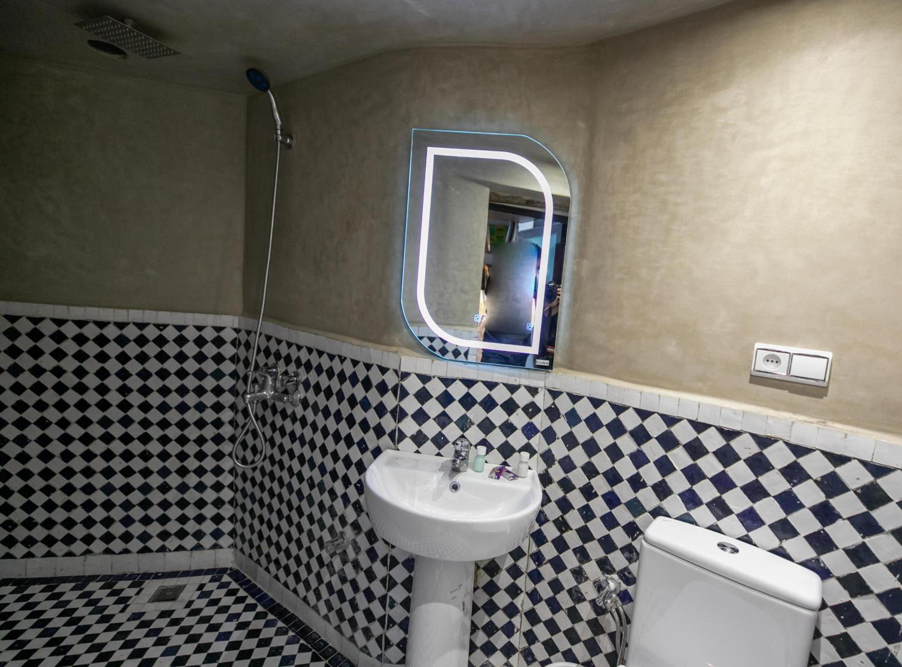 Deluxe Family Suite - Photo 6