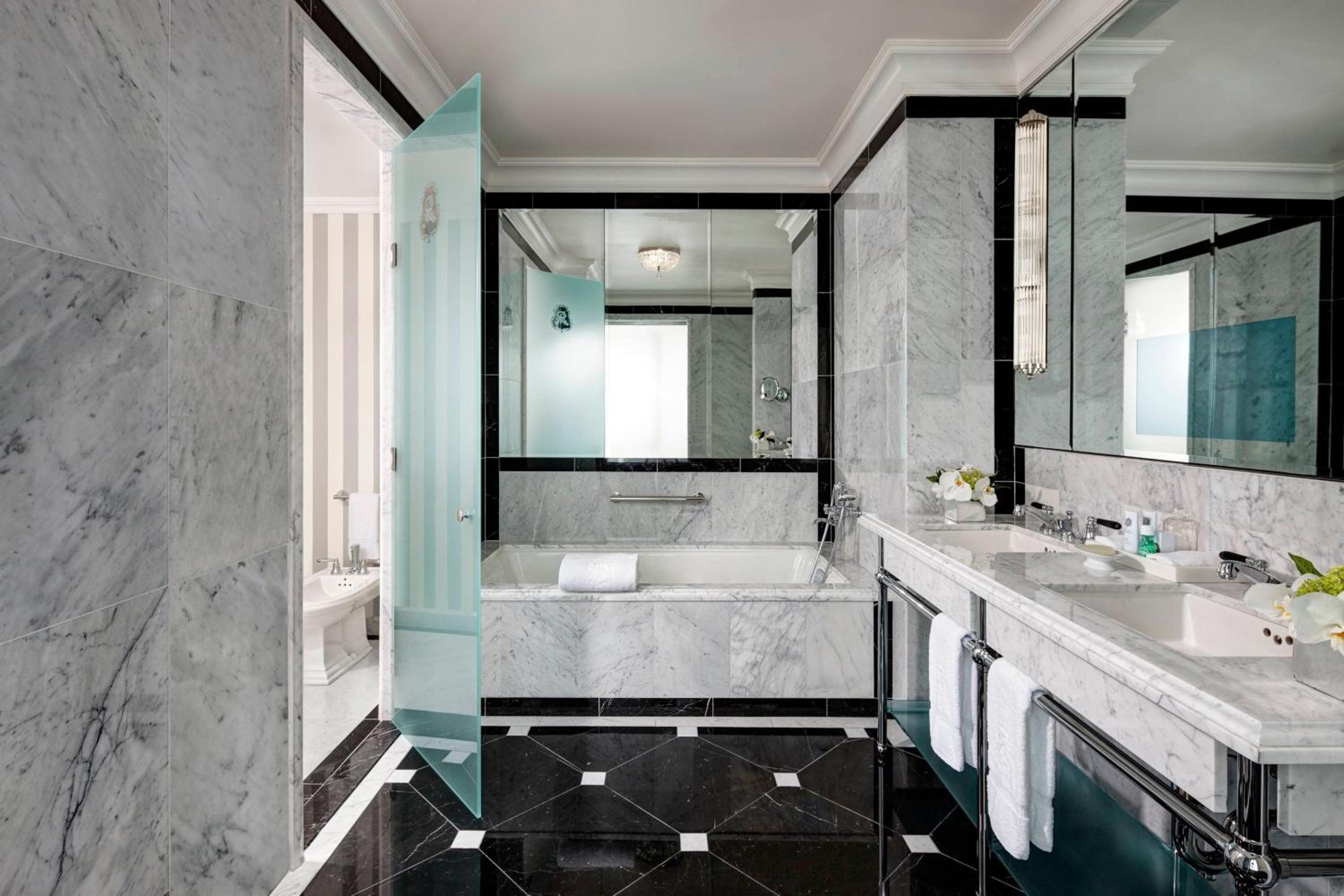 Grand One-Bedroom King Suite with Street View - Butler Service