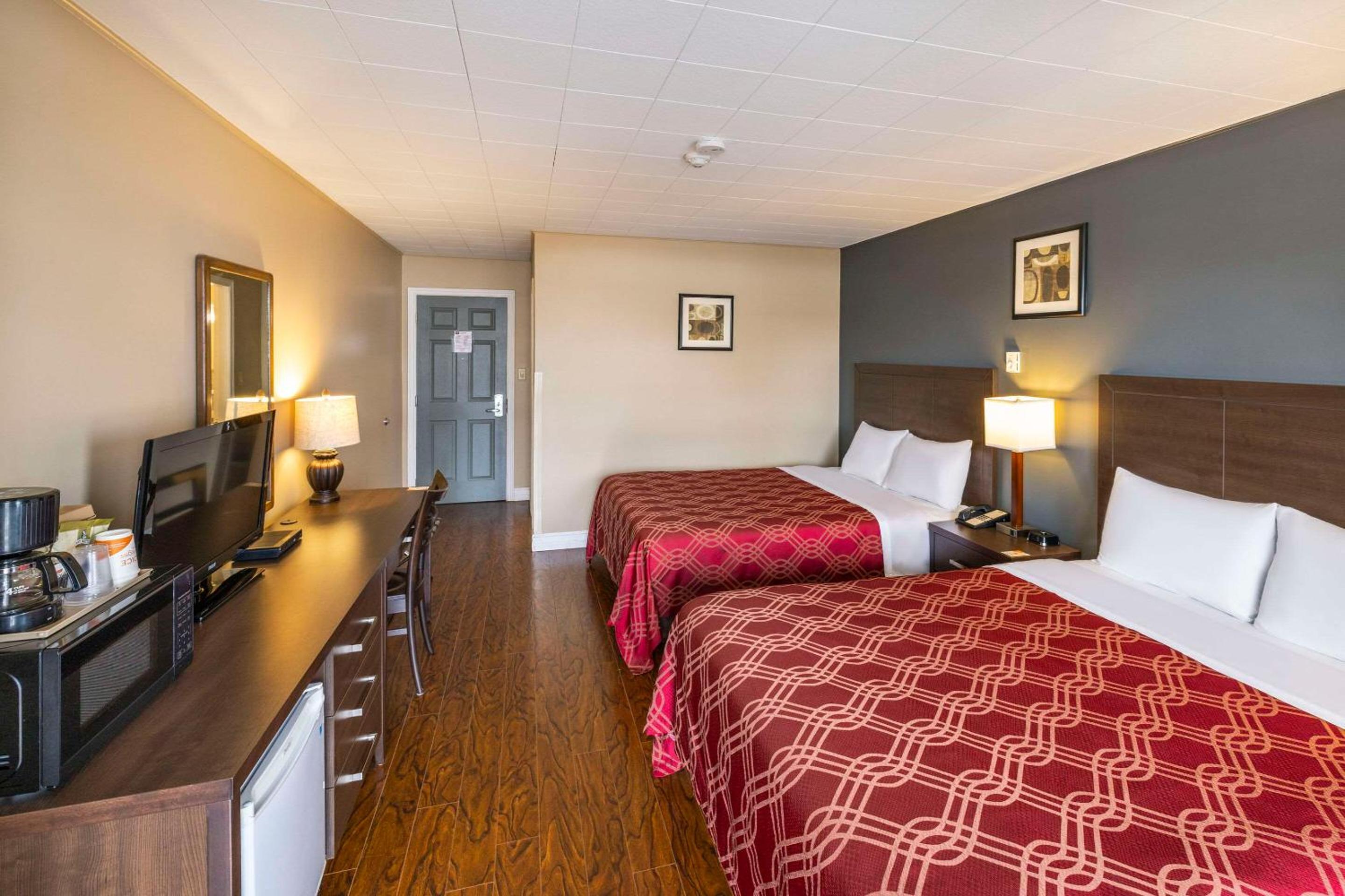 Queen Room With Two Queen Beds - Non-Smoking