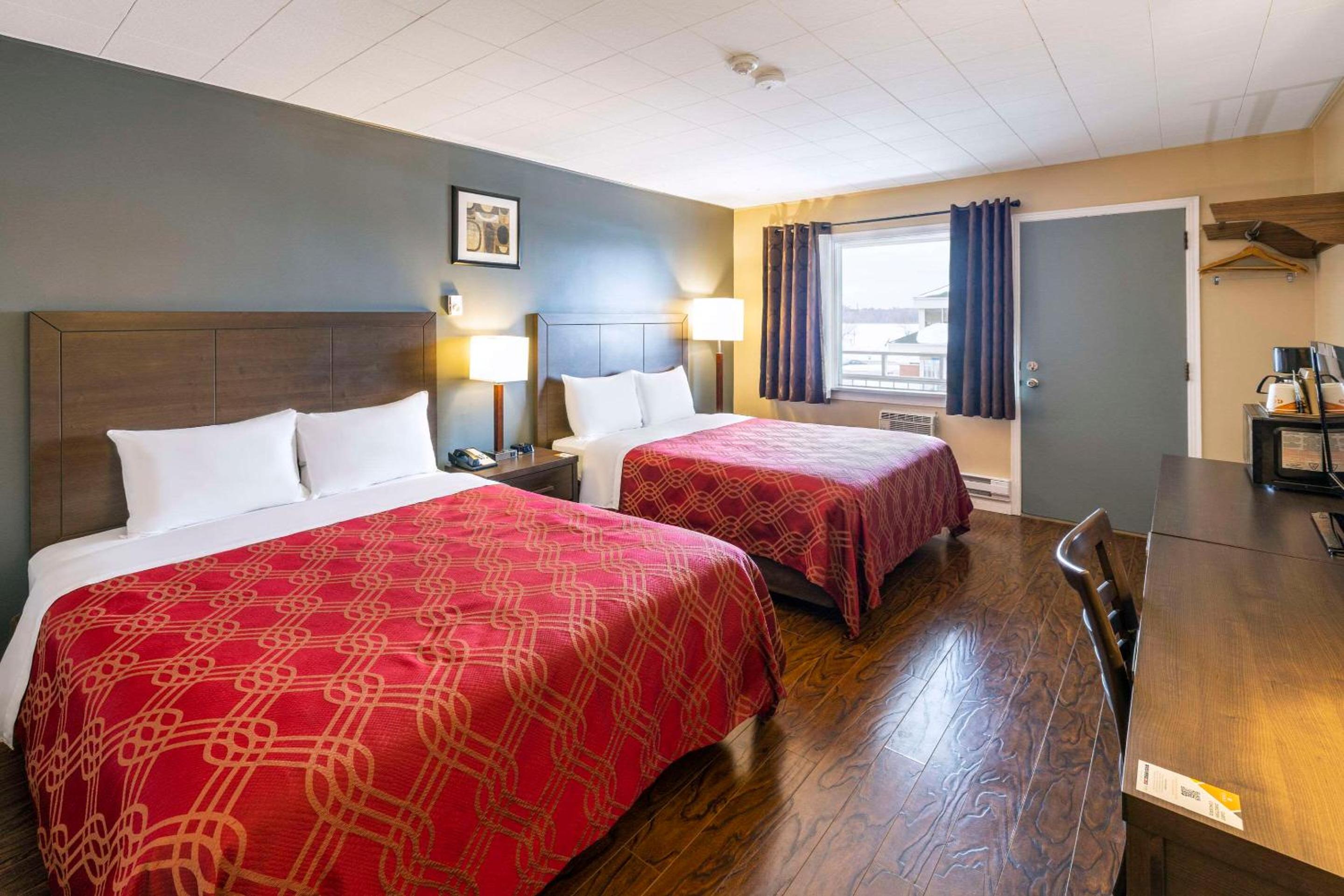 Queen Room With Two Queen Beds - Non-Smoking photo 3