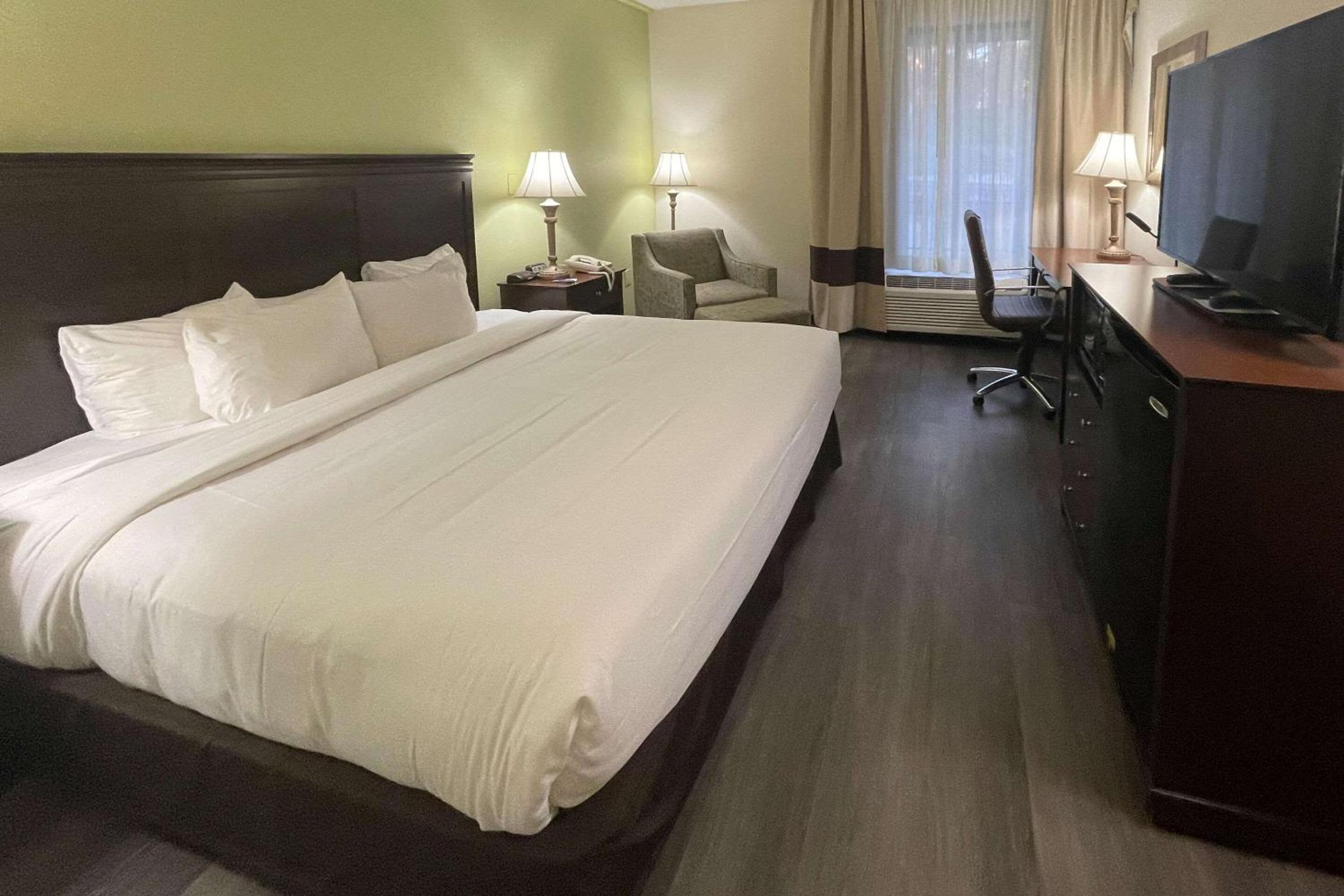 King Room - Non-Smoking - Photo 1