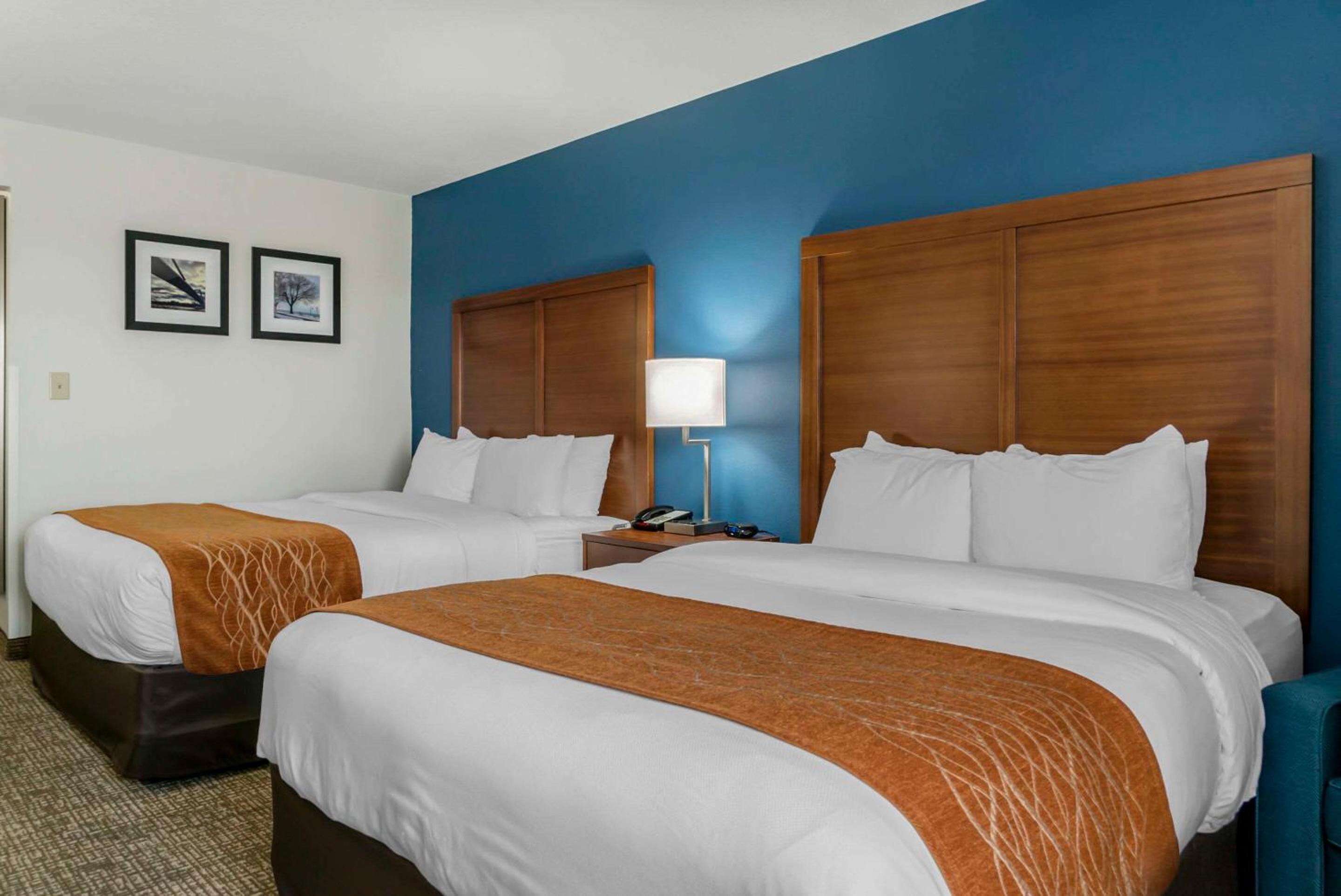 Queen Room with Two Queen Beds - Non-Smoking - Photo 1