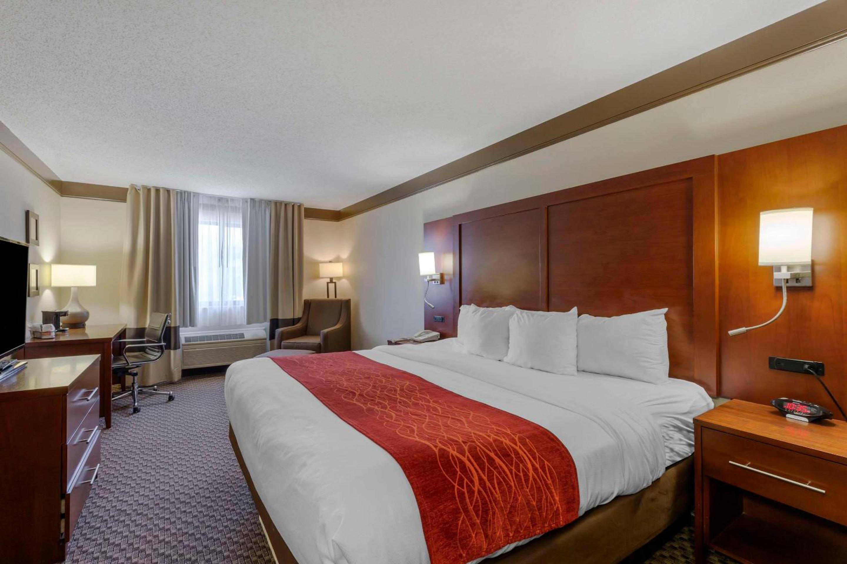 Standard King Room - Non-Smoking  - Photo 1