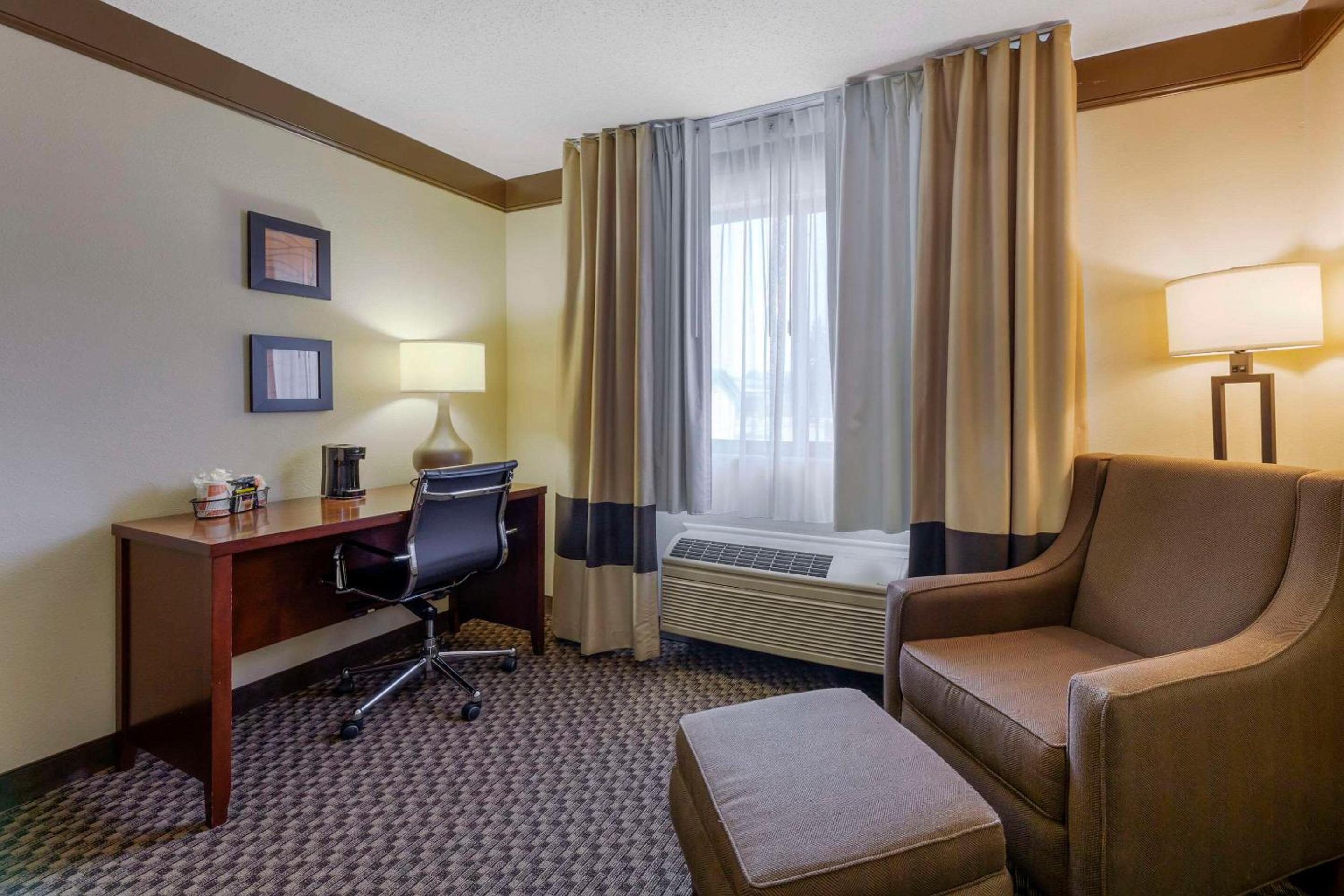 Standard King Room - Non-Smoking  - Photo 2