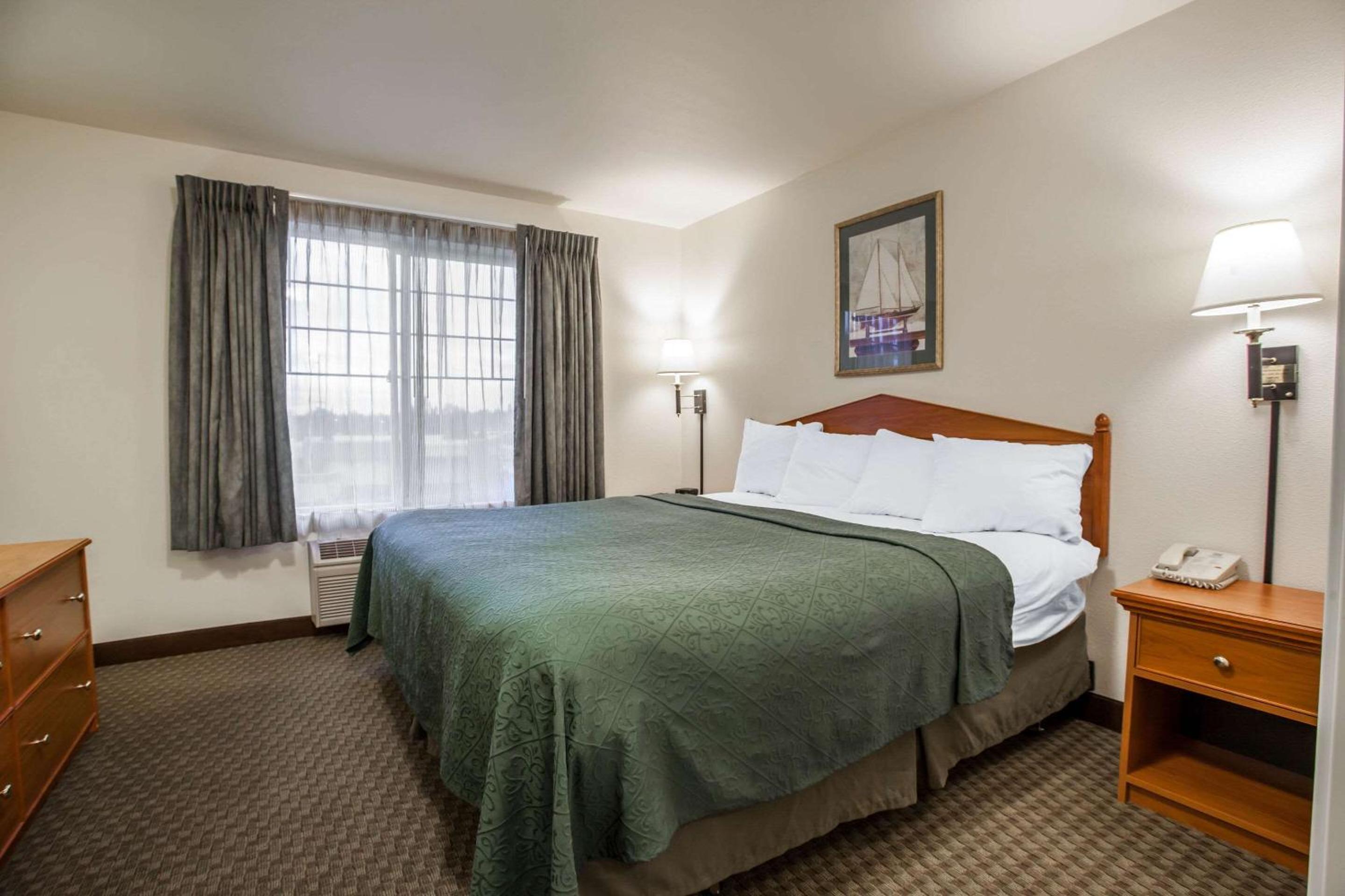 King Suite - Non-Smoking - Photo 1