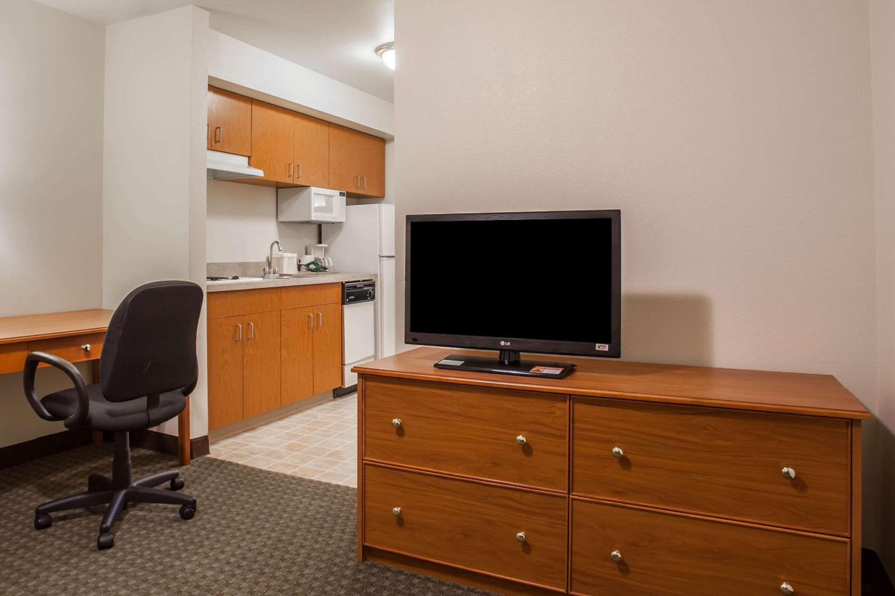 King Suite - Non-Smoking - Photo 5