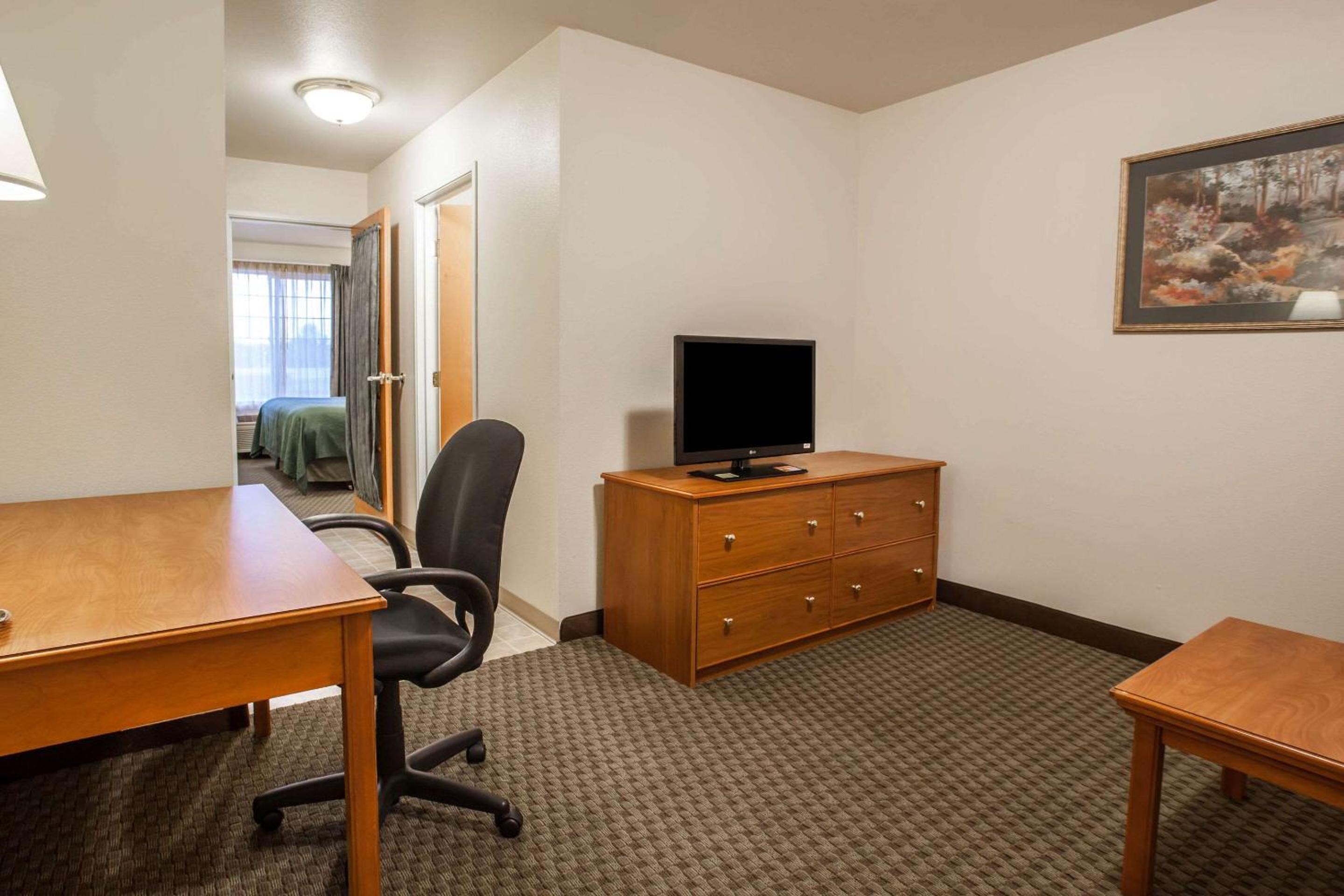 King Suite - Non-Smoking - Photo 3