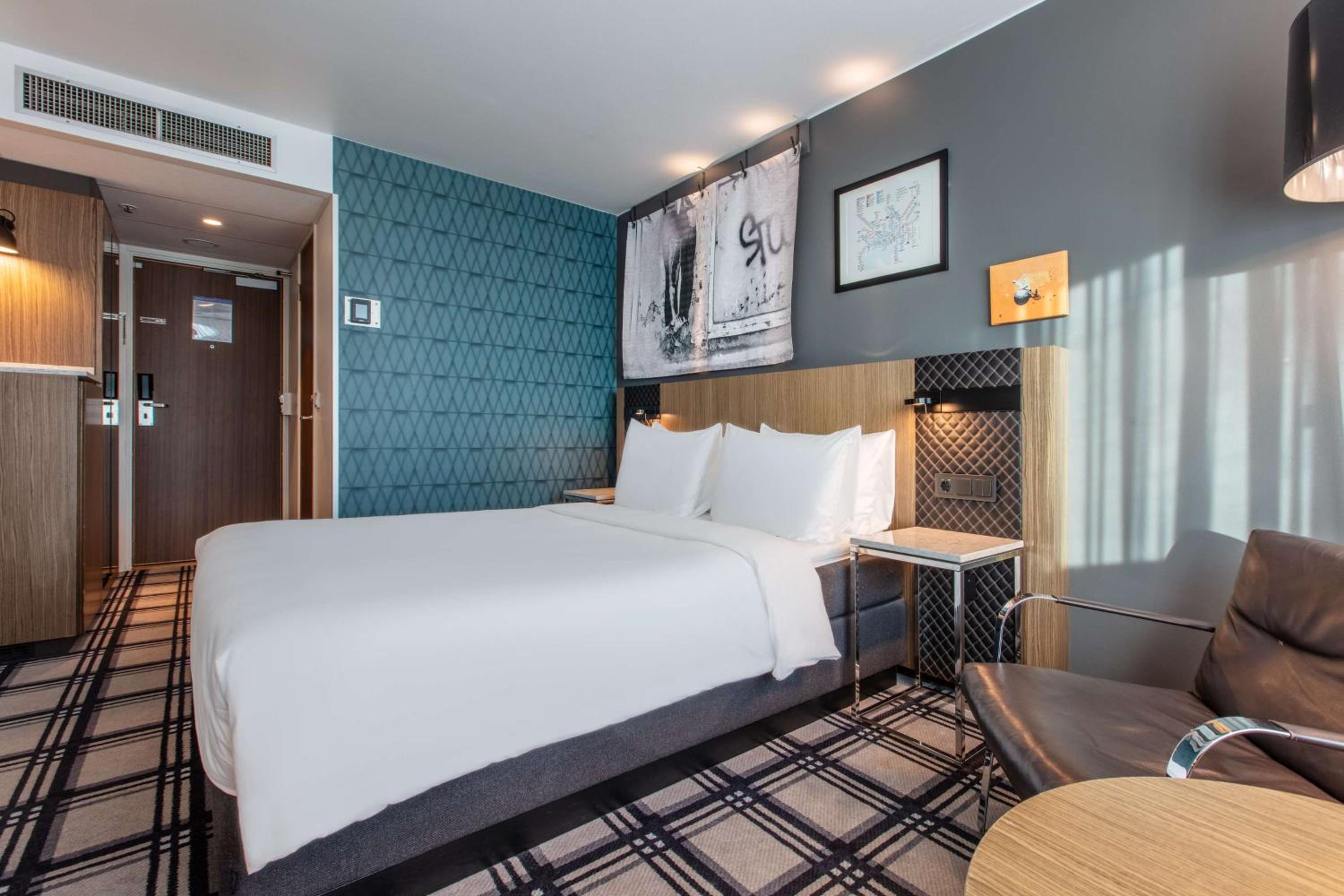 Premium Room with Fjord View - Photo 9