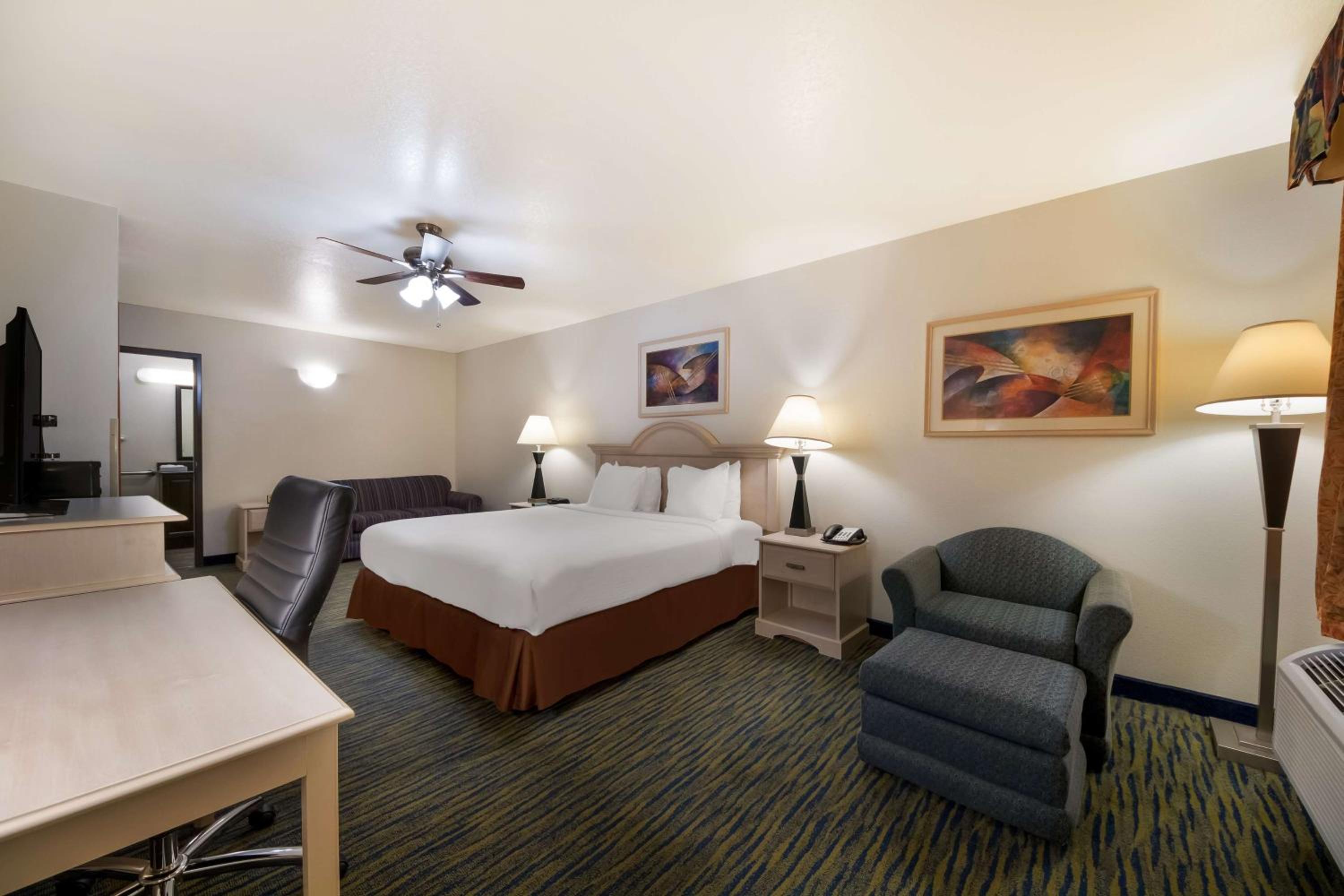Larger King Suite with Roll-In Shower - Disability/Non-Smoking