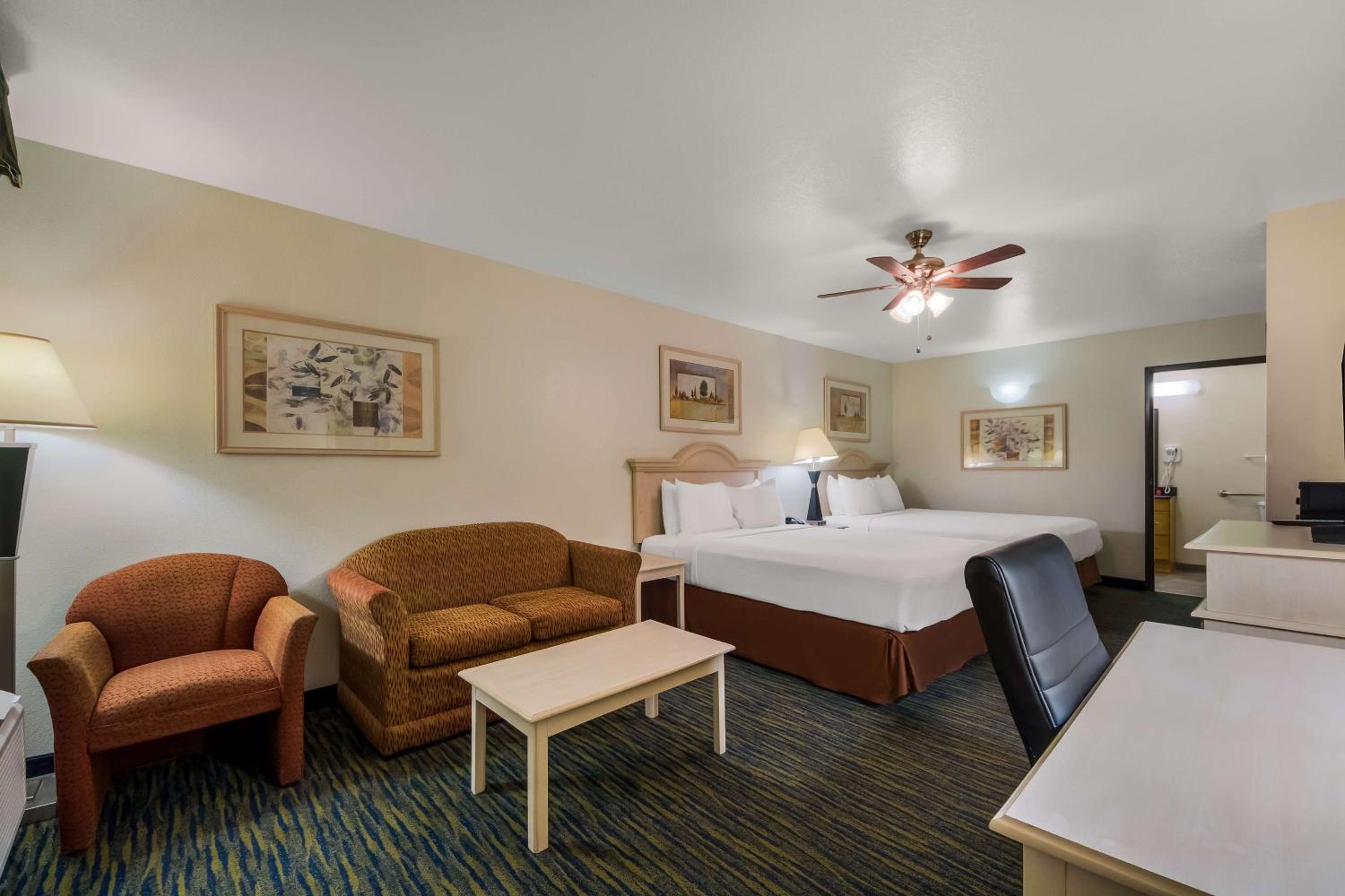 One-Bedroom Queen Suite with Bath Tub - Mobility Accessible