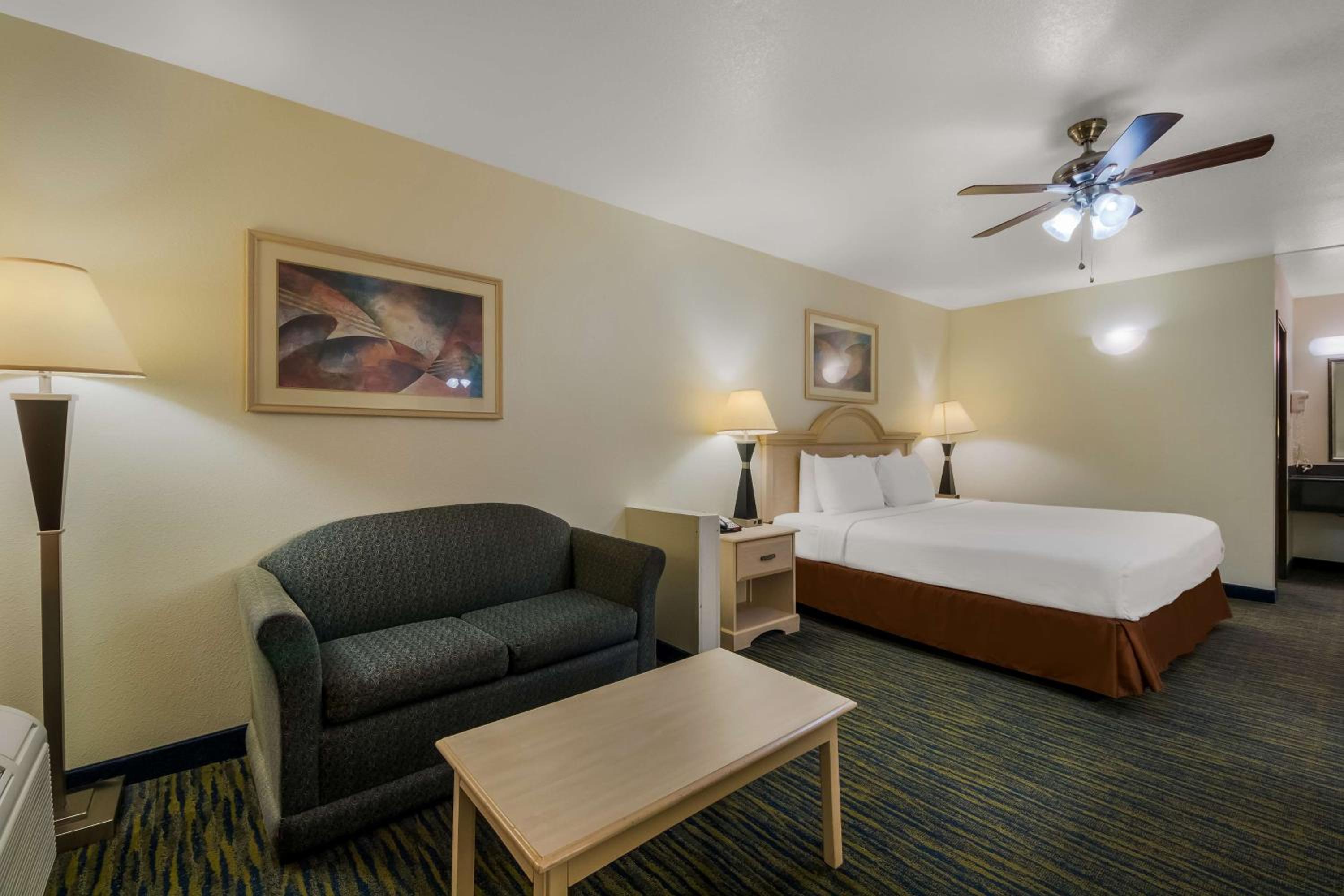King Room with Jetted Tub - Non-Smoking photo 1