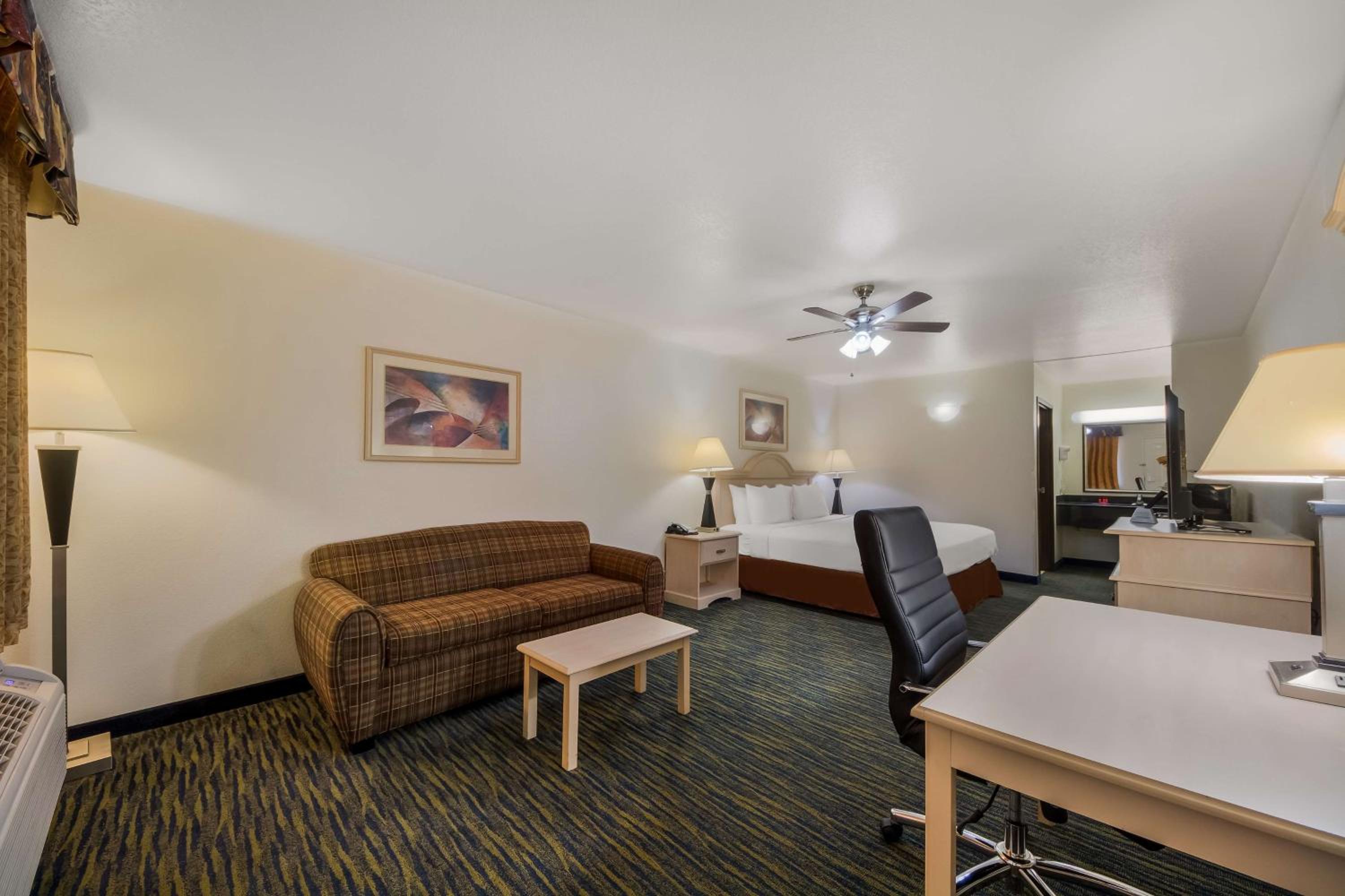 One-Bedroom King Room - Non-Smoking