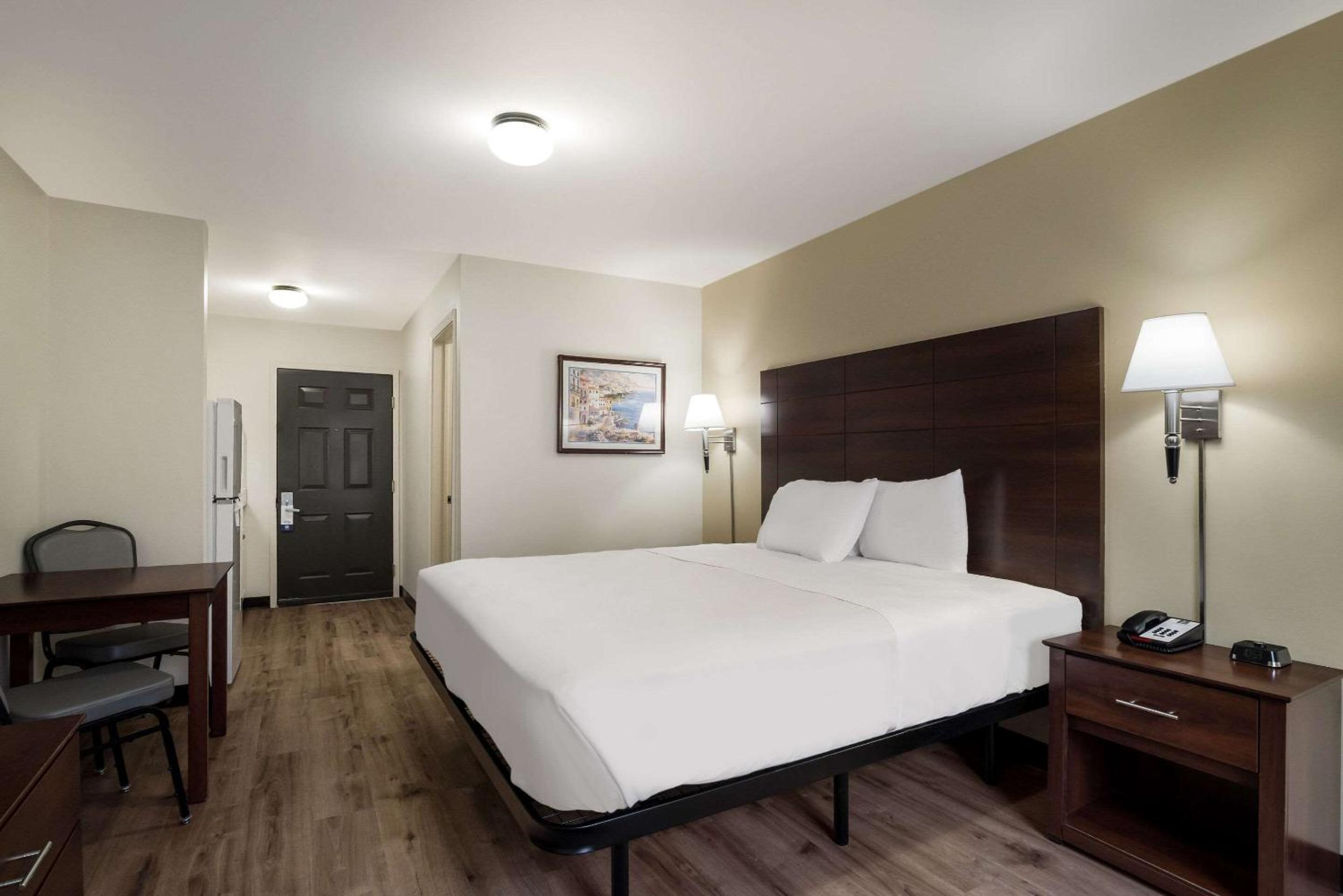 Standard King Room - Non Smoking - Photo 1