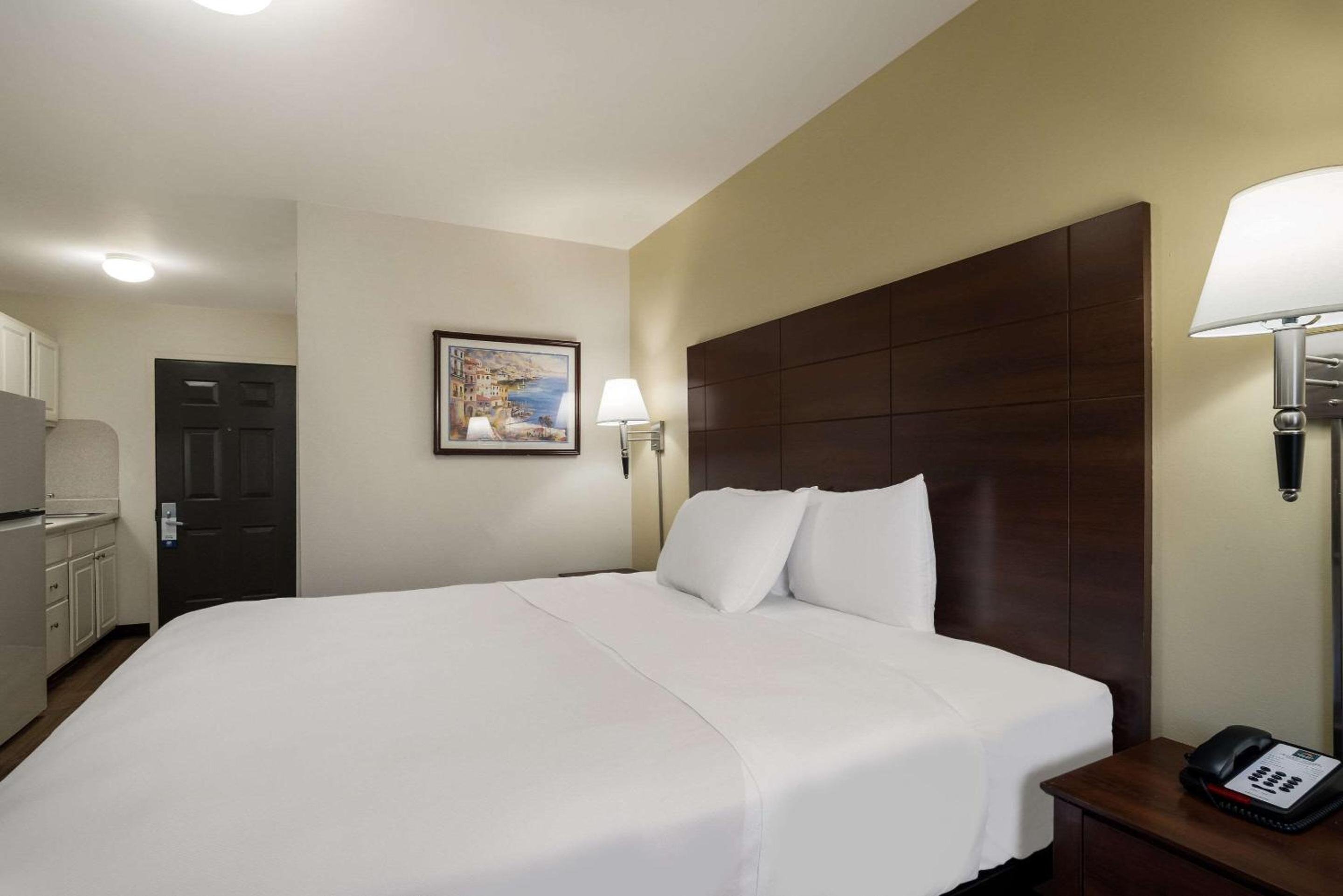 Standard King Room - Non Smoking - Photo 2