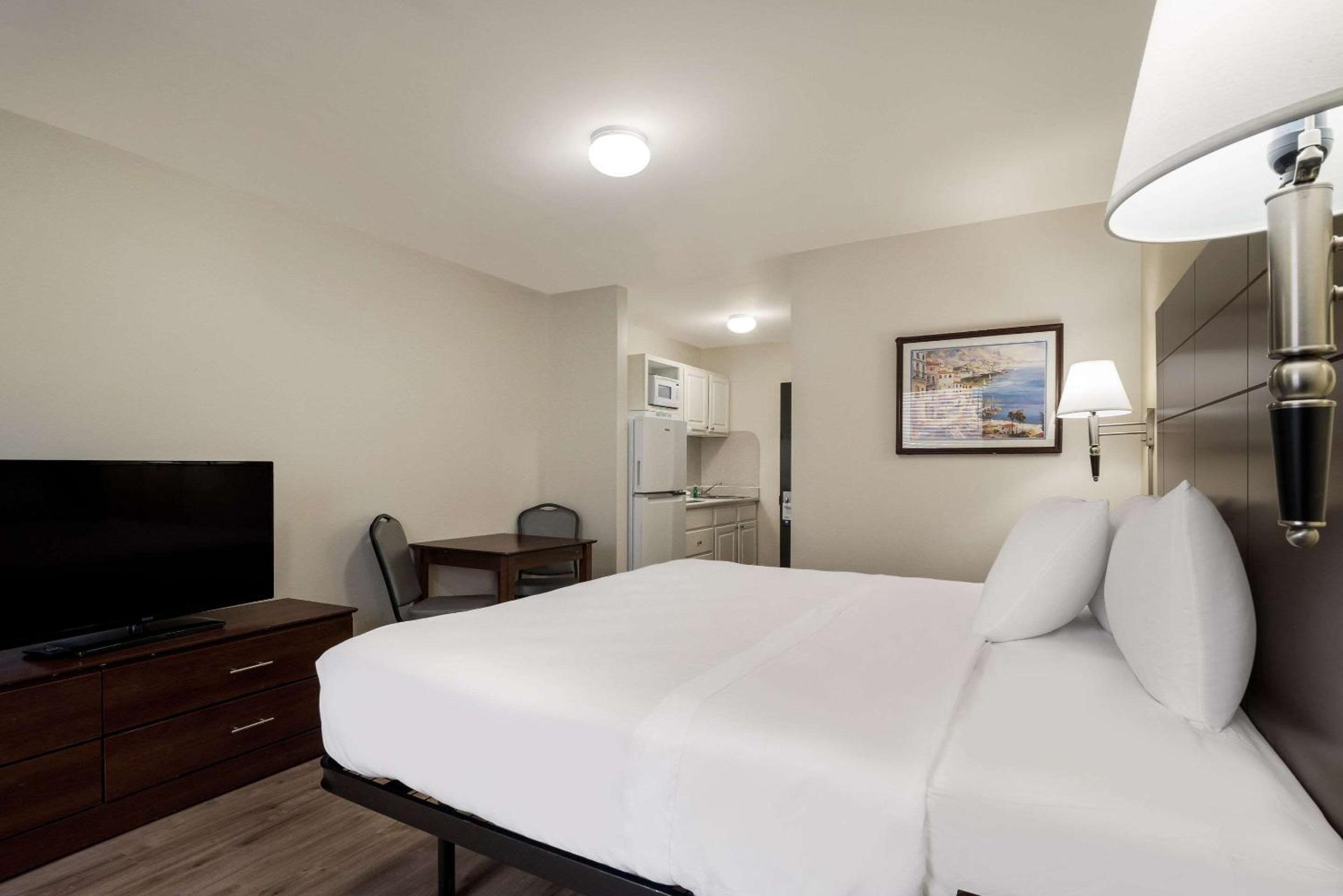 Standard King Room - Non Smoking - Photo 3