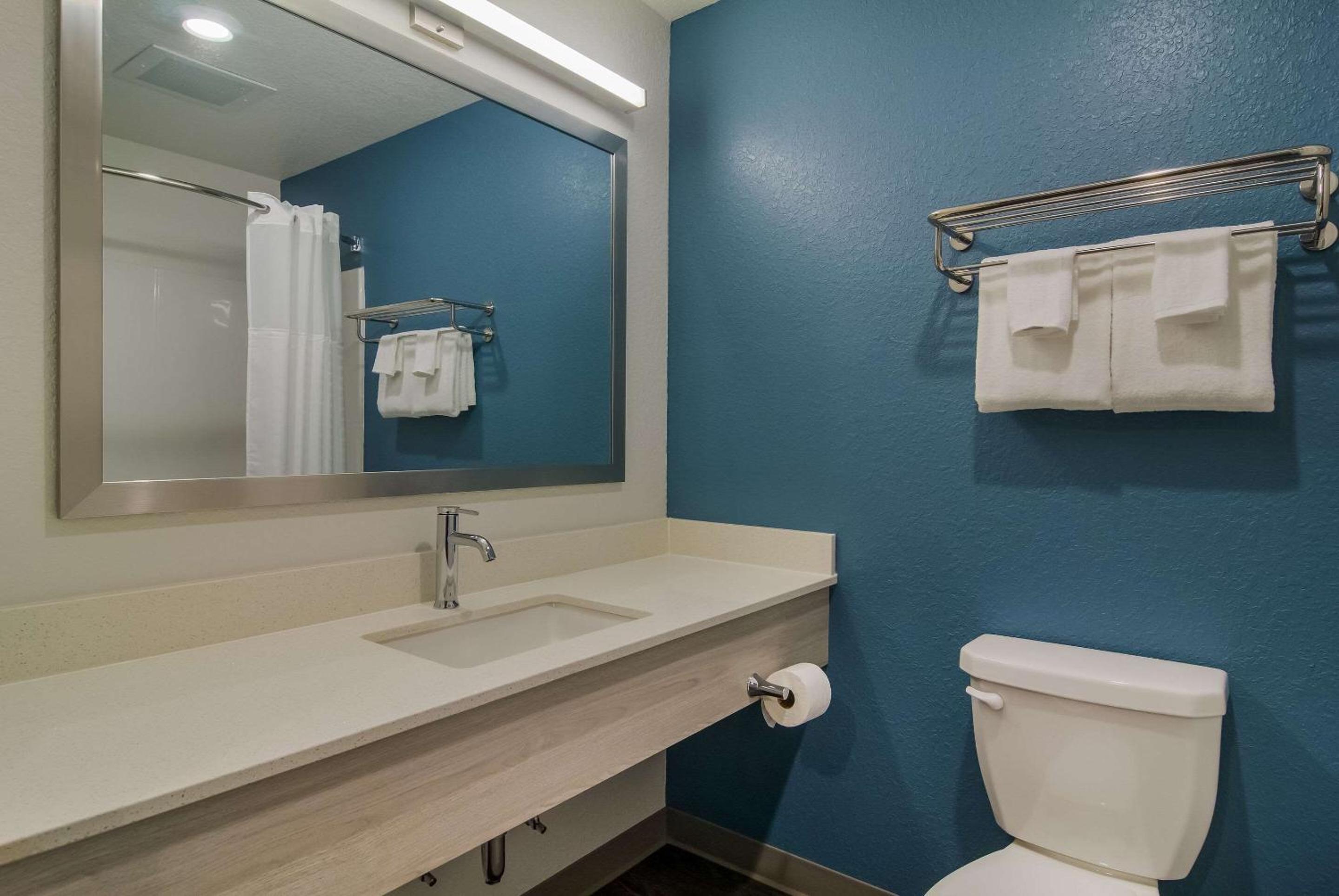 QUEEN SUITE W DISHWASHER (DISHES/COOKWARE INCLUDED) photo 2