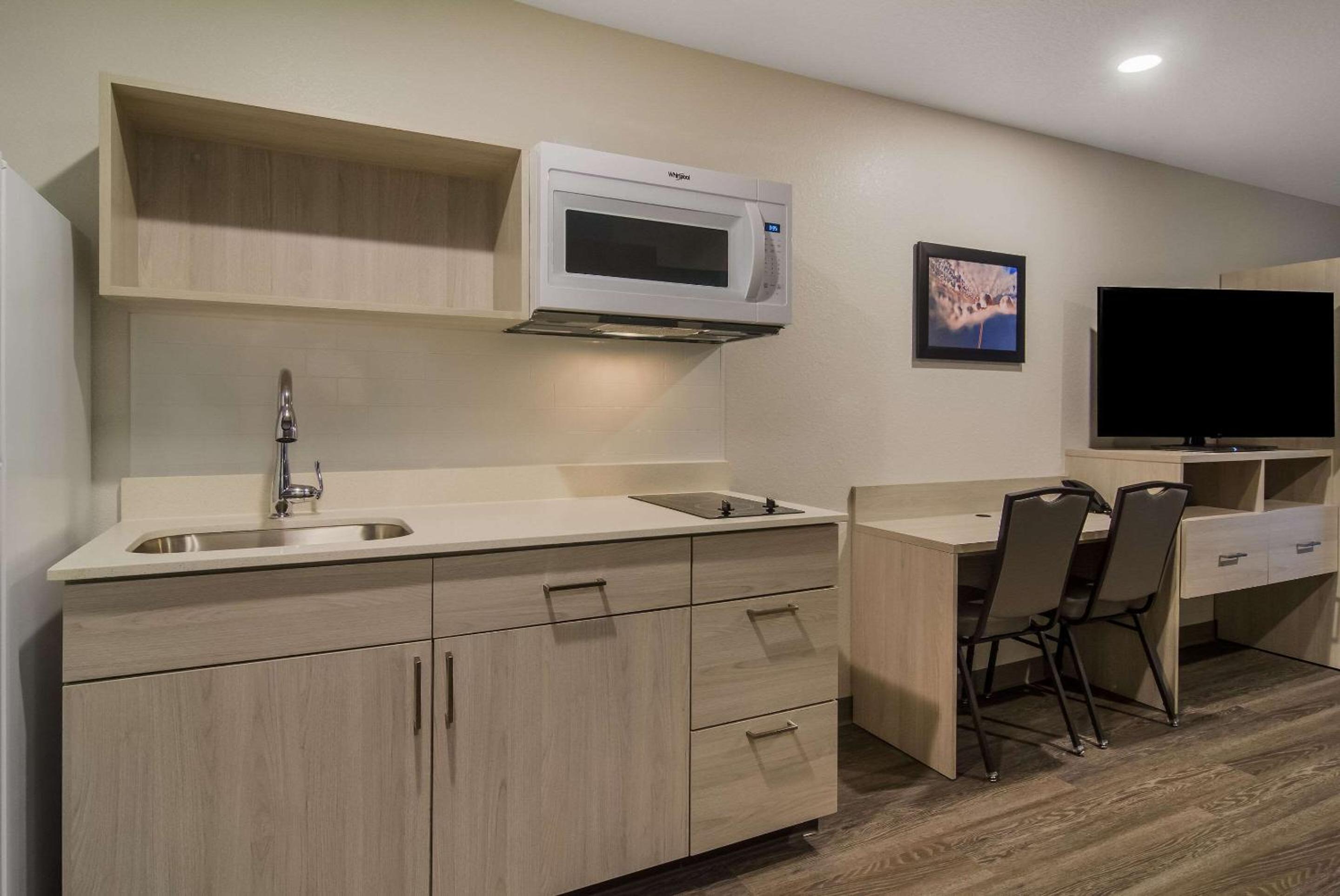 QUEEN SUITE W DISHWASHER (DISHES/COOKWARE INCLUDED) photo 3