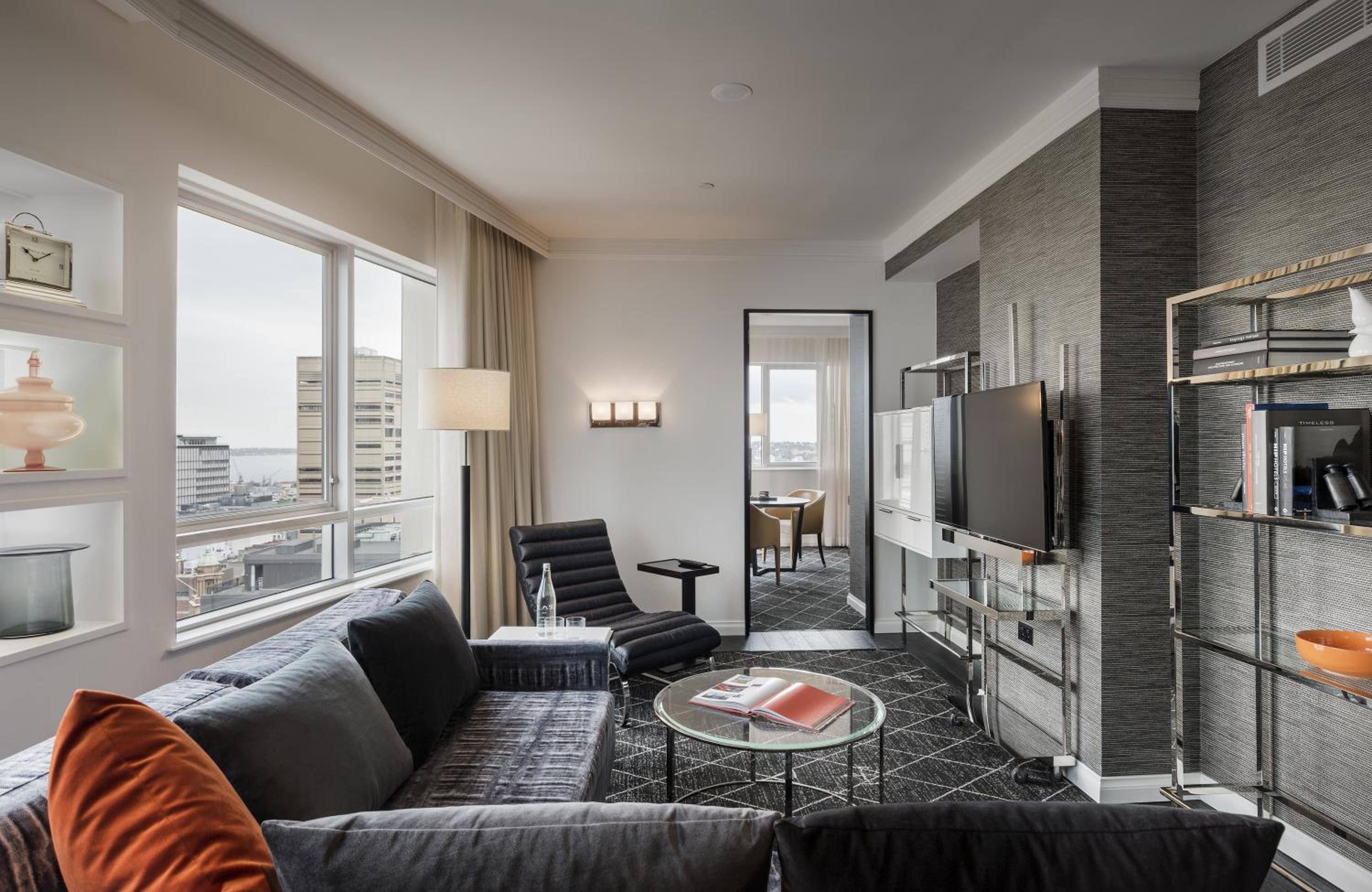 Suite with Club Floor Access - High Floor thumbnail 5