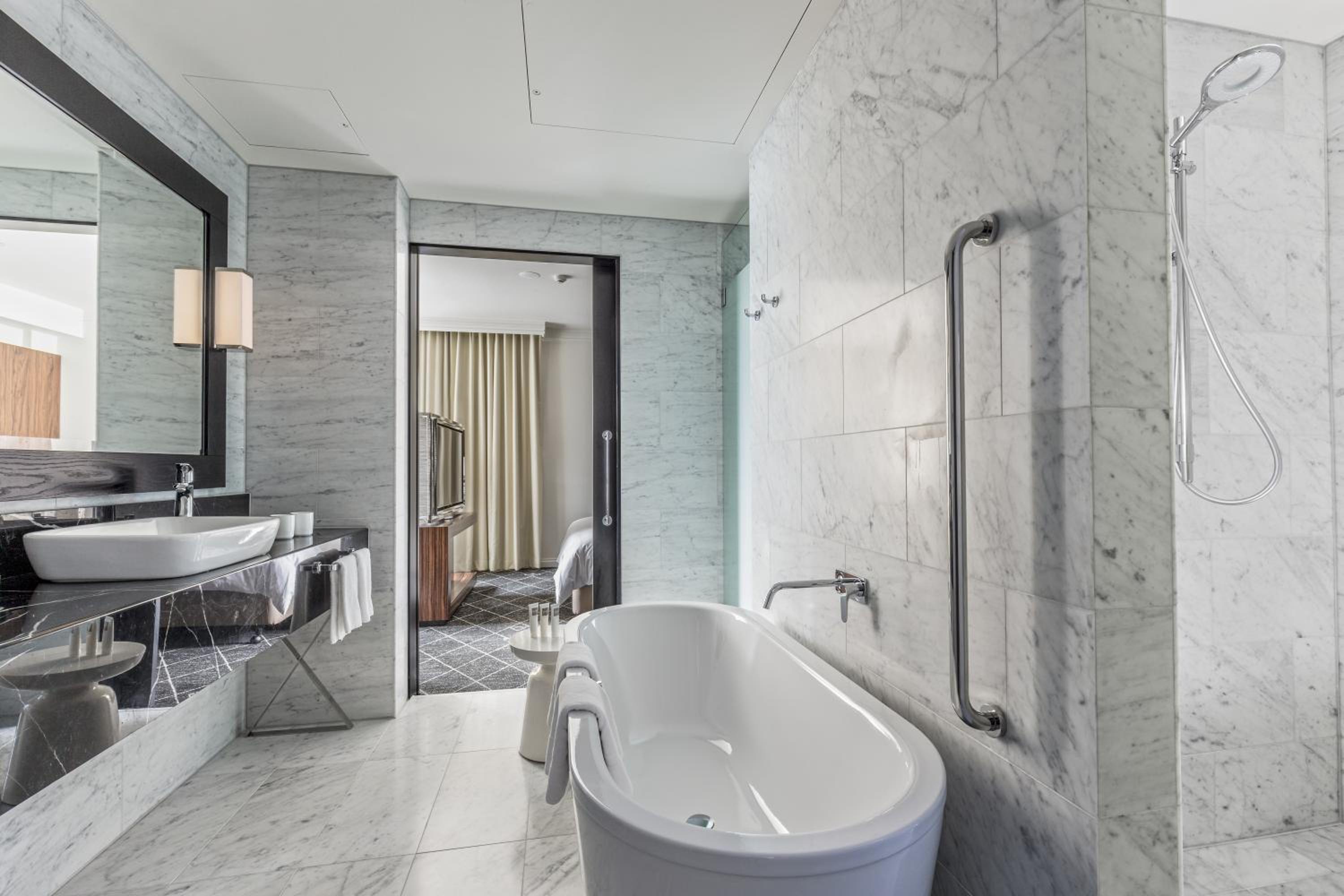 Suite with Club Floor Access - High Floor