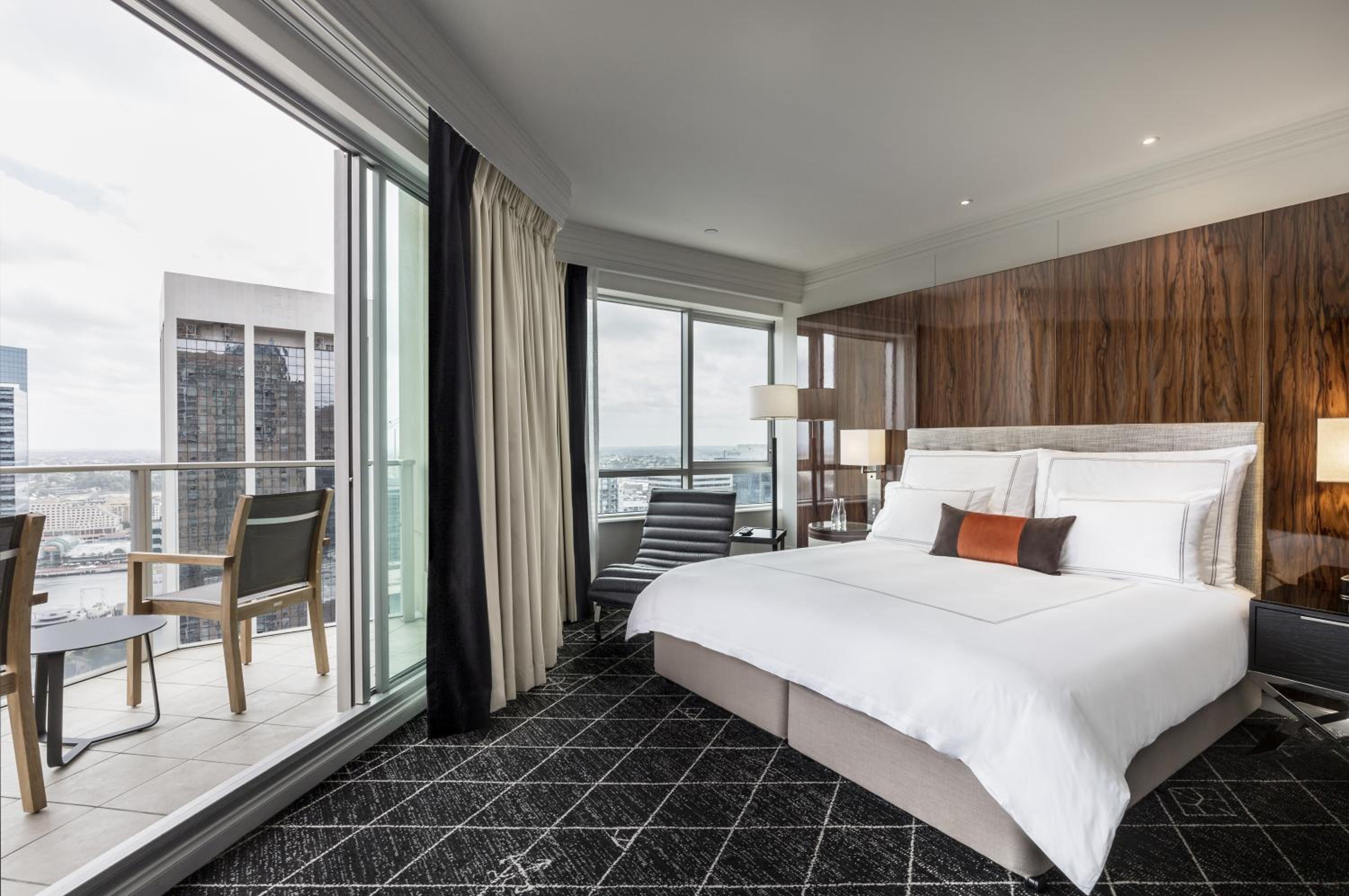 Corner King Room with Balcony thumbnail 6