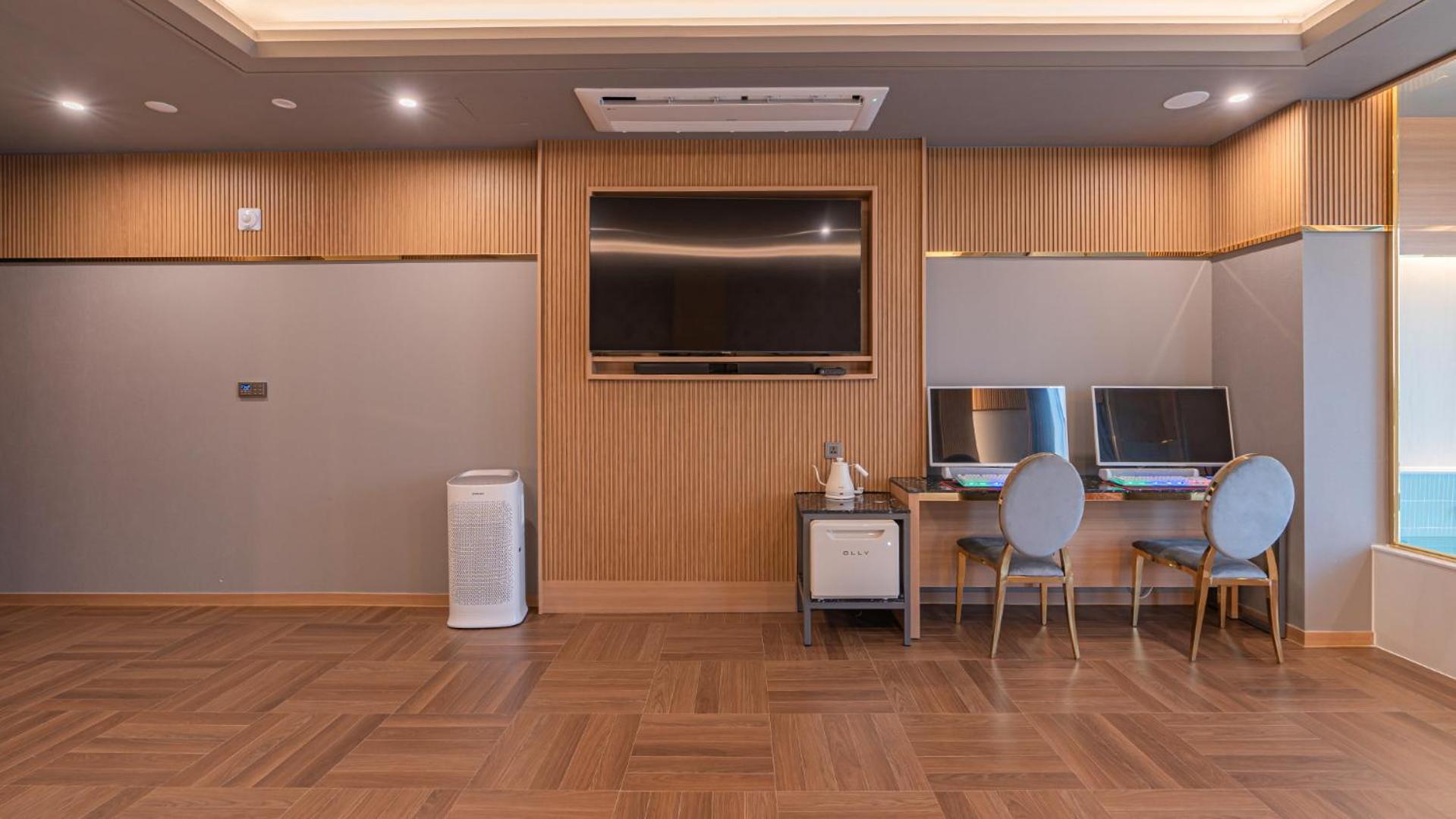 Family Room - Photo 5