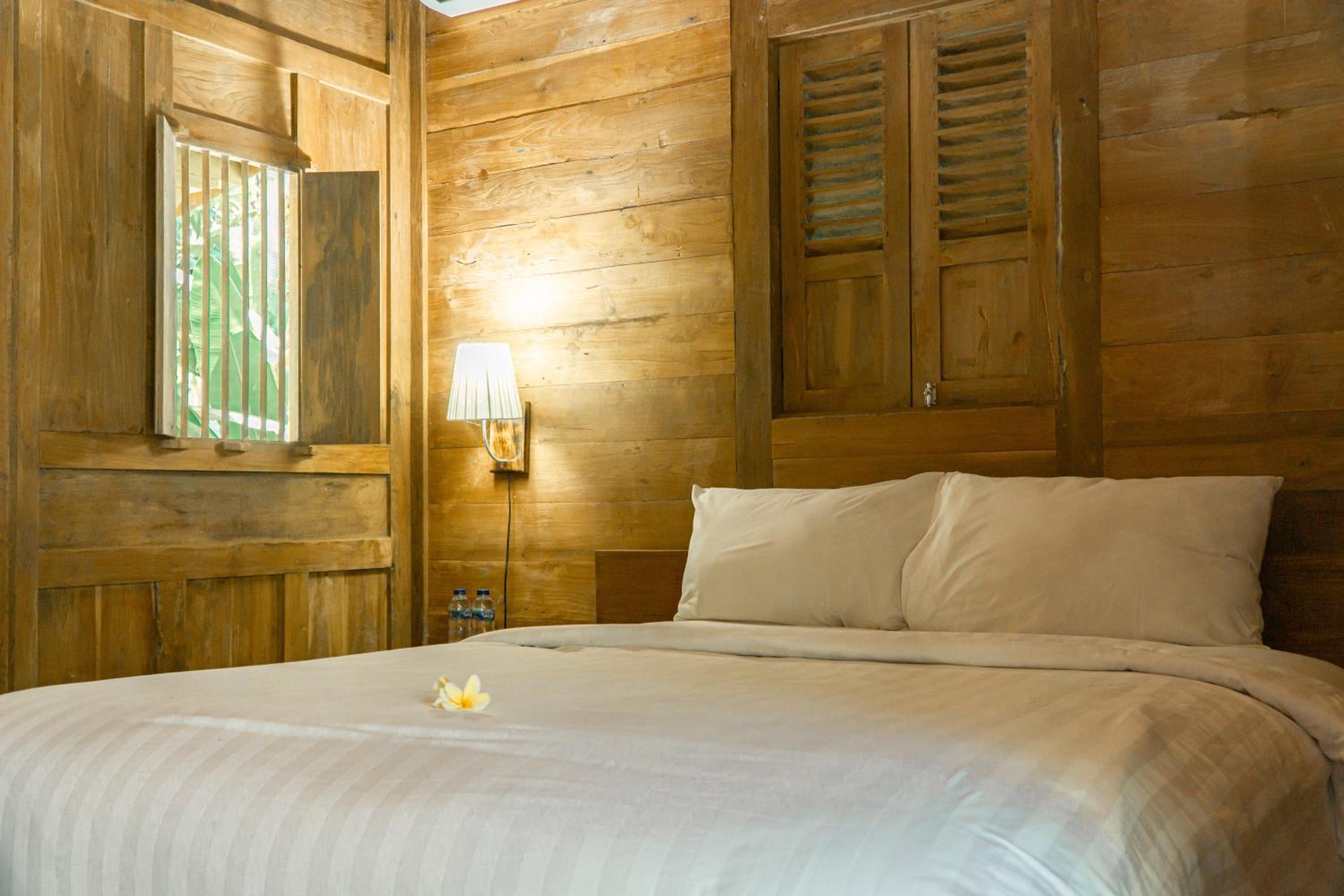 Wooden One Bedroom Private Pool - Photo 8