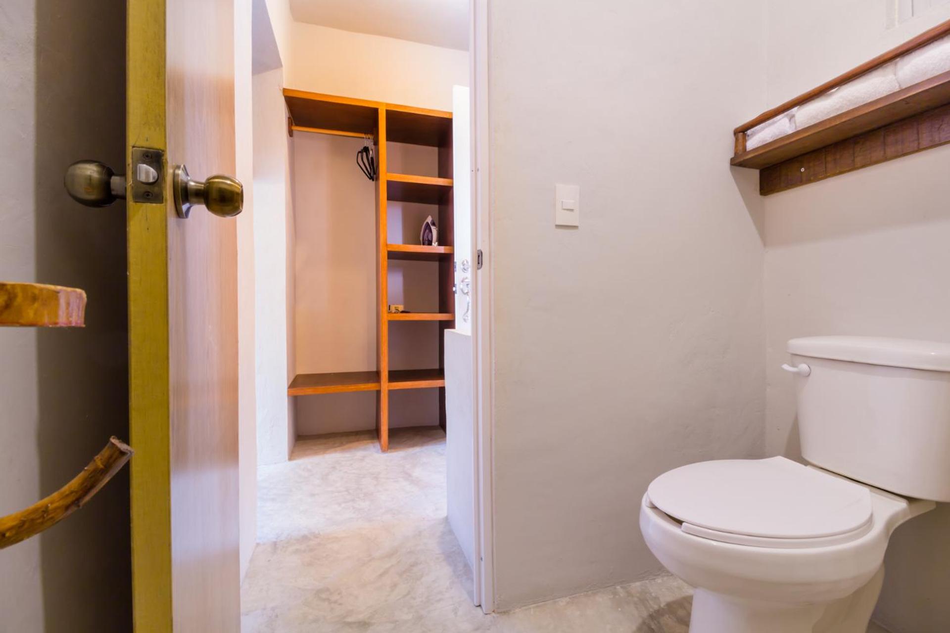 Queen Room with Balcony - Photo 13
