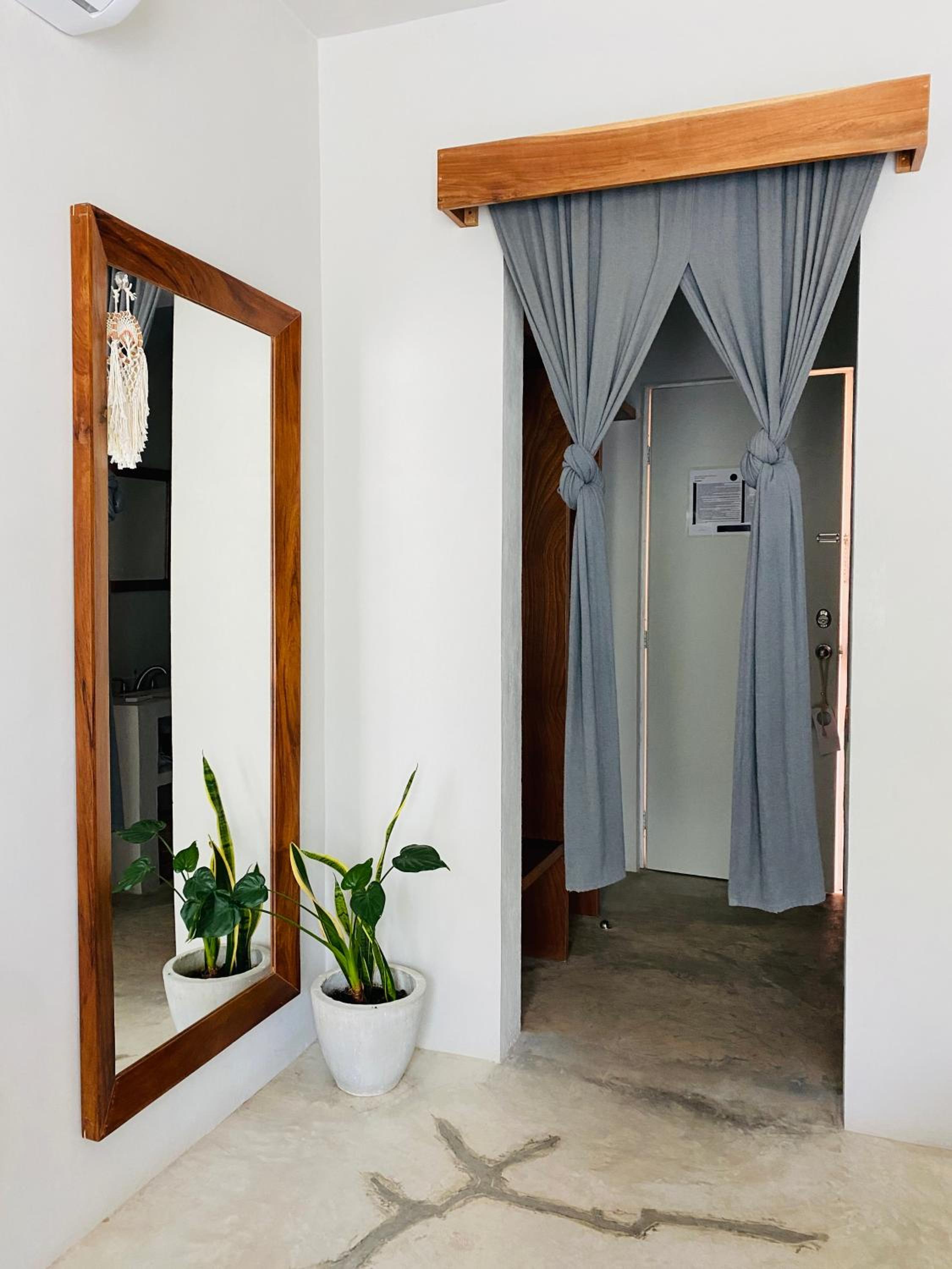 Queen Room with Balcony - Photo 15