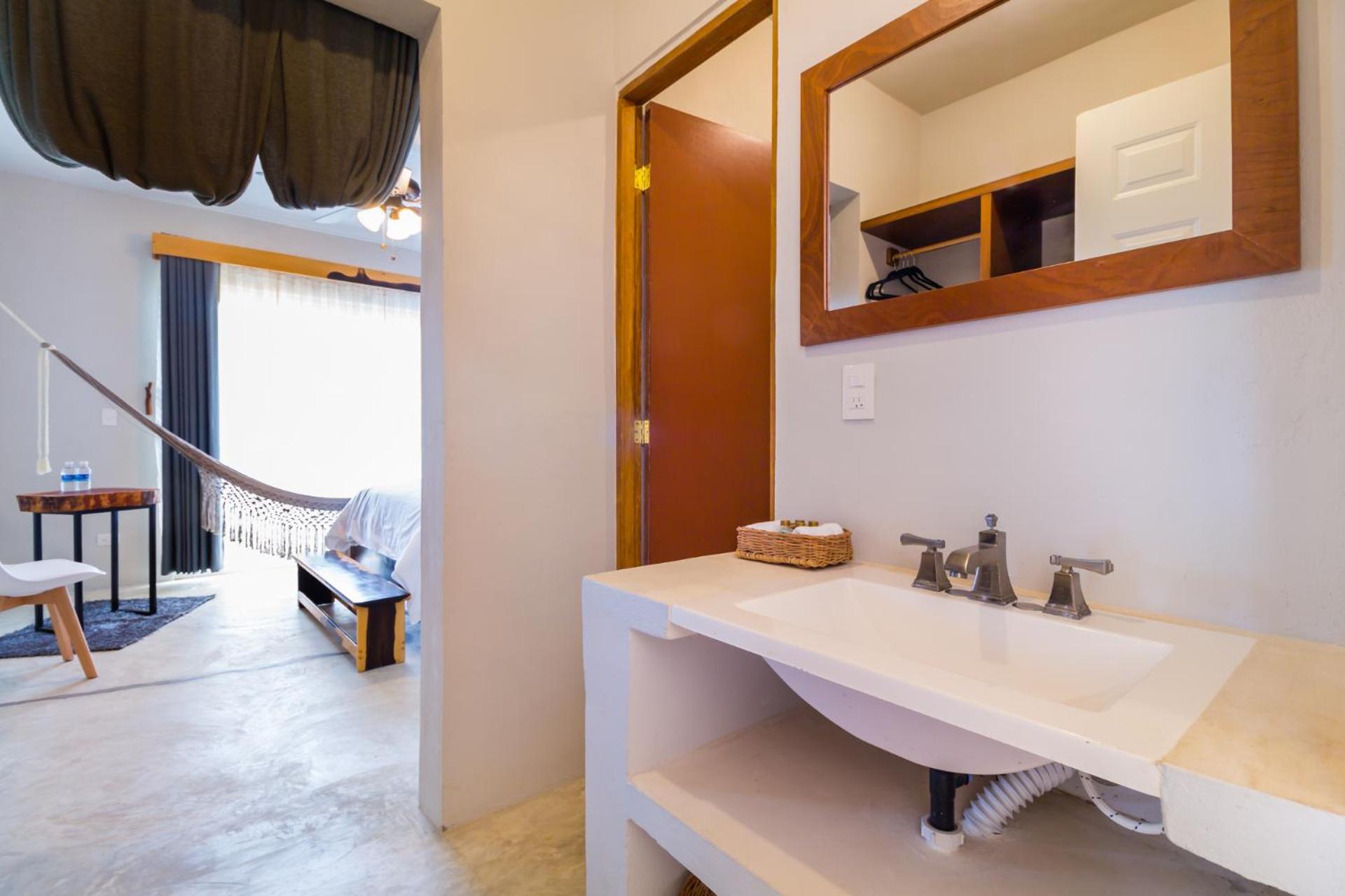 Queen Room with Balcony - Photo 10