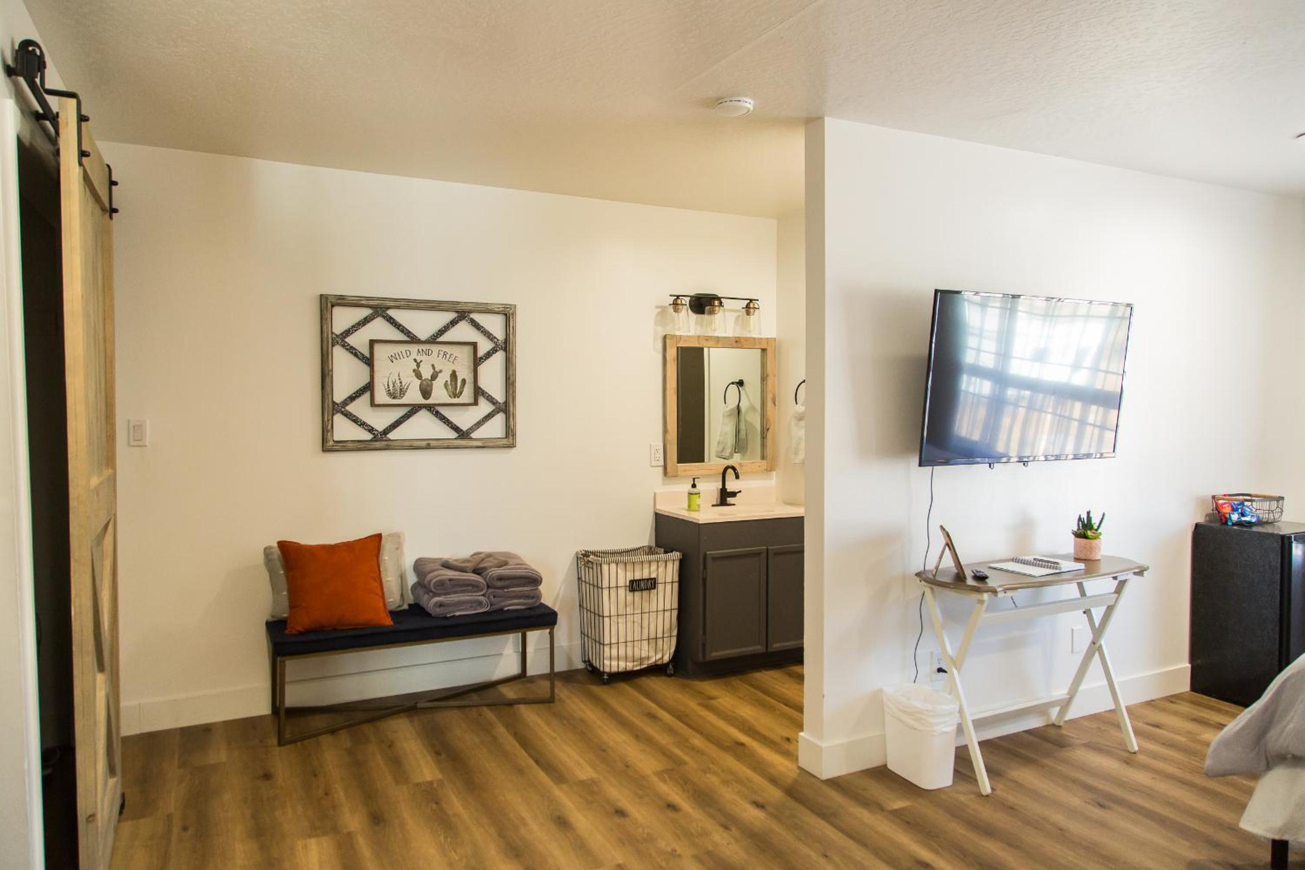 Quadruple Room with Shower - Photo 12