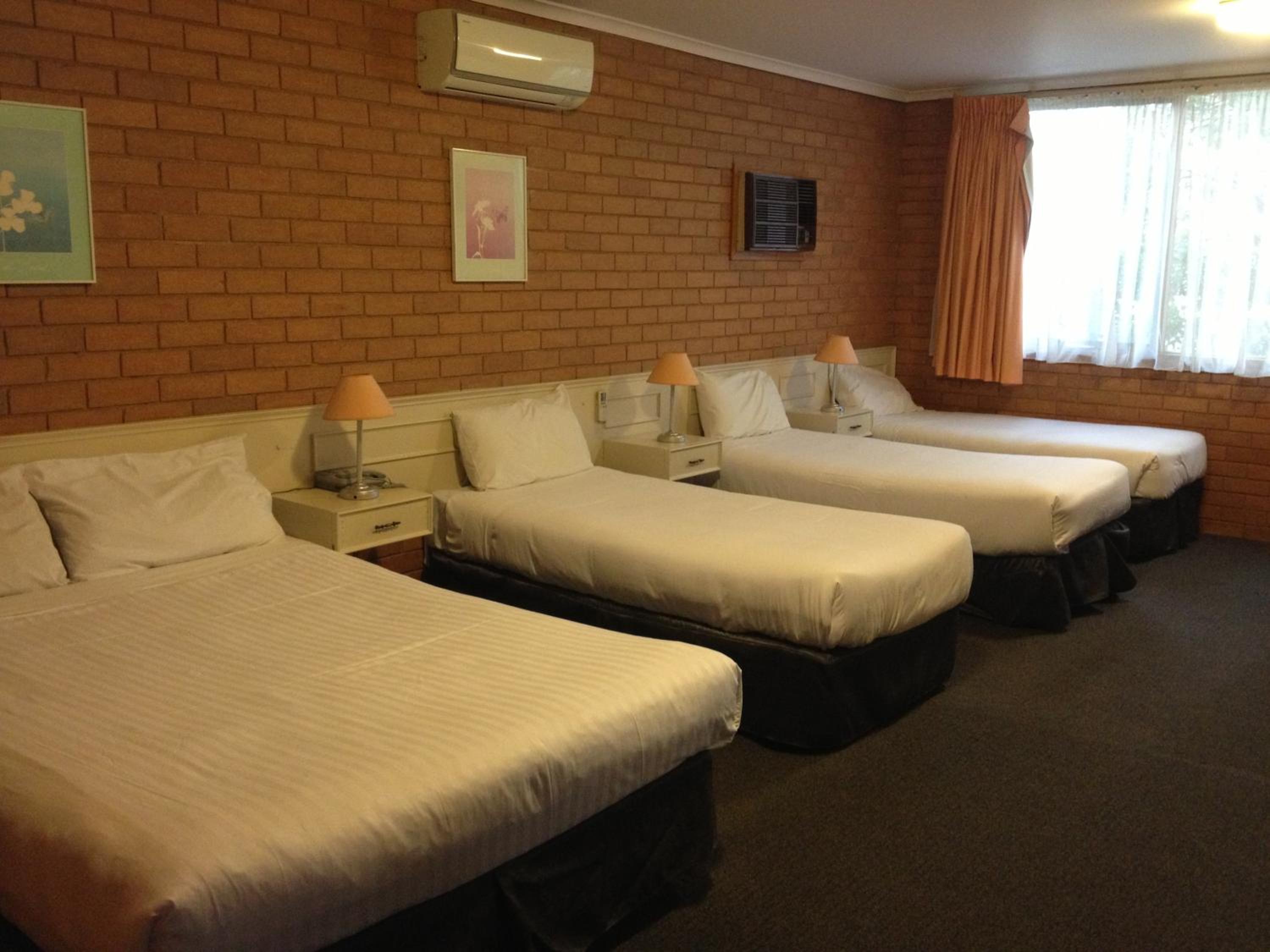 Queen Room with Three Single Beds - Photo 1
