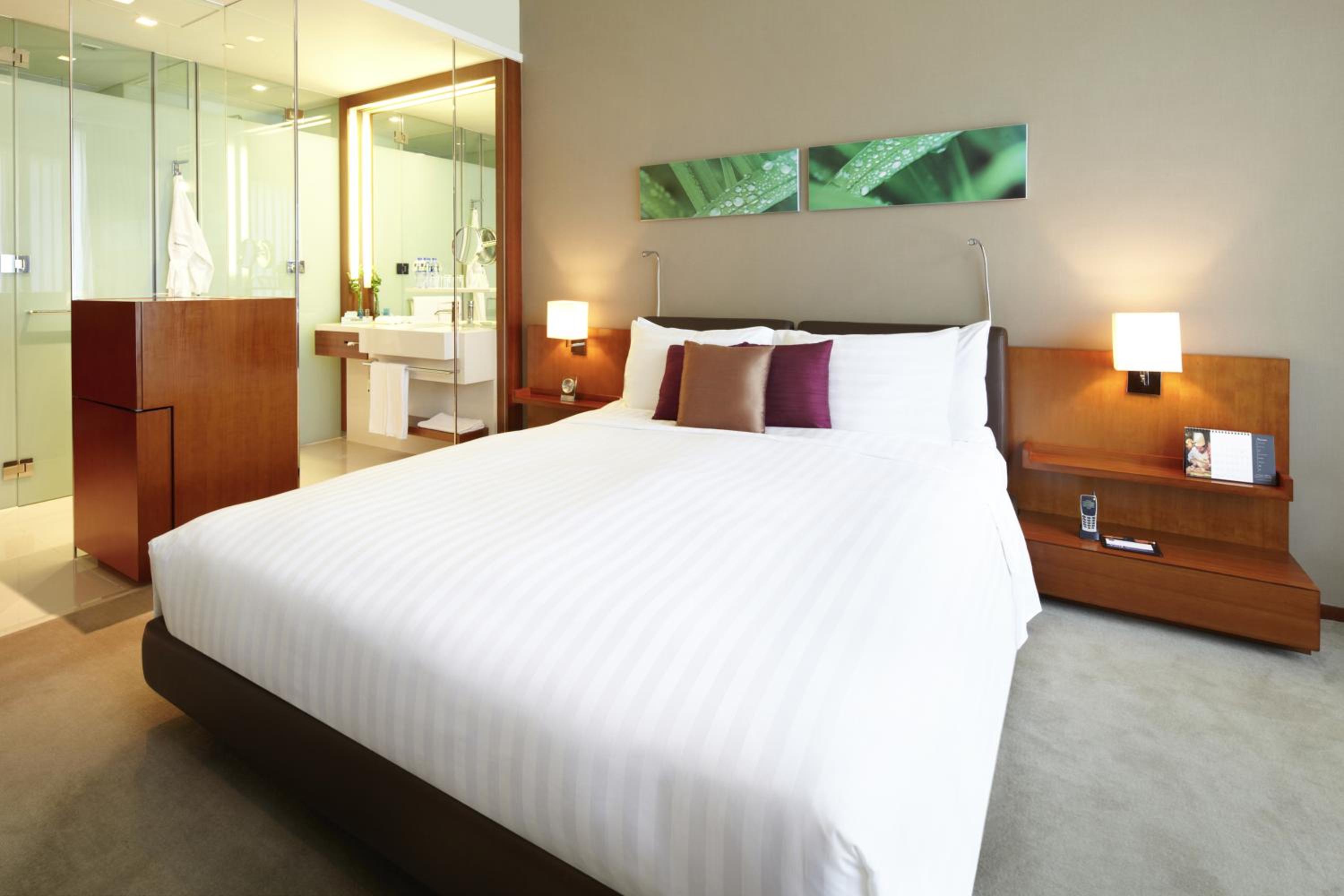 Standard Room with Queen Bed photo 3