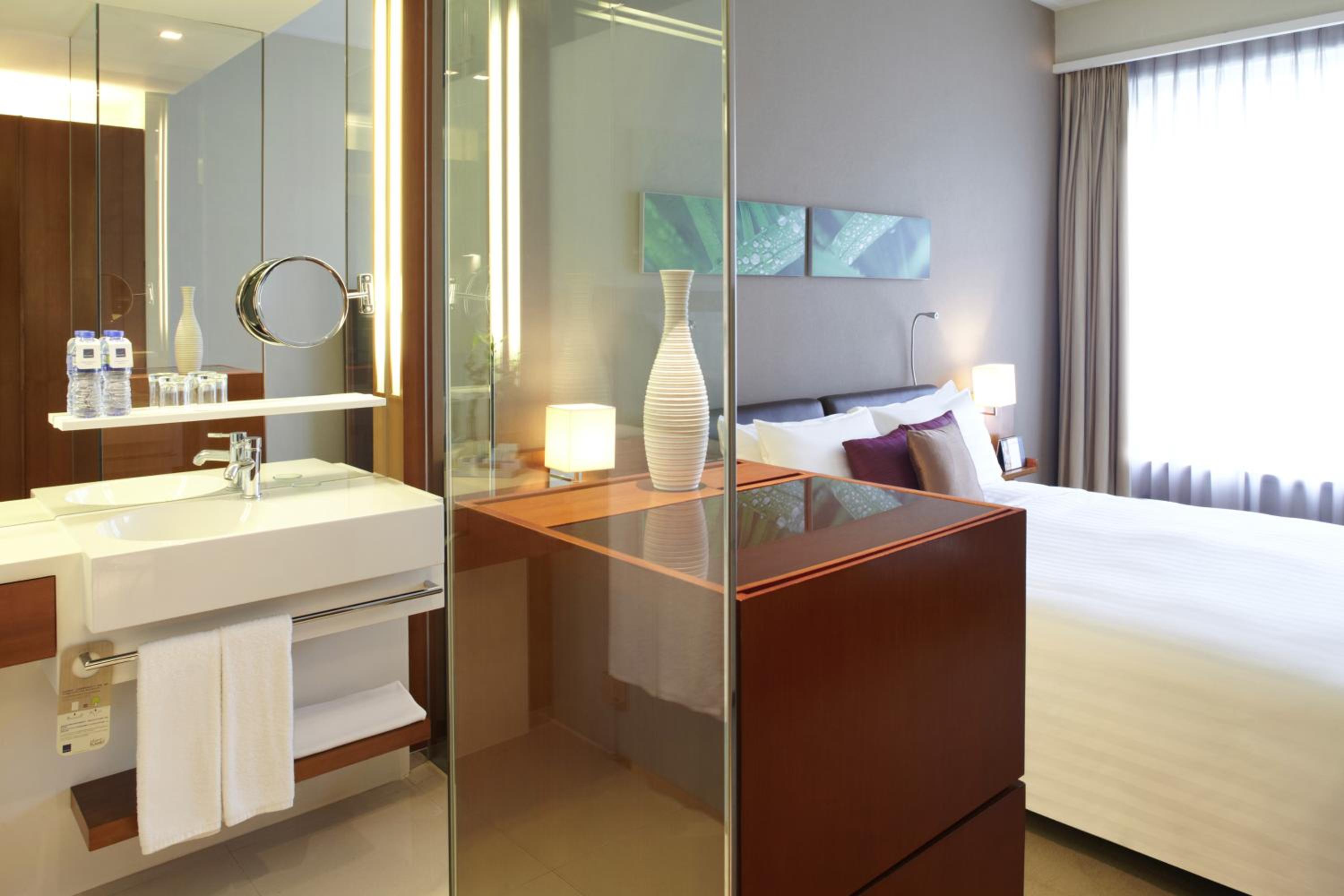 Standard Room with Queen Bed