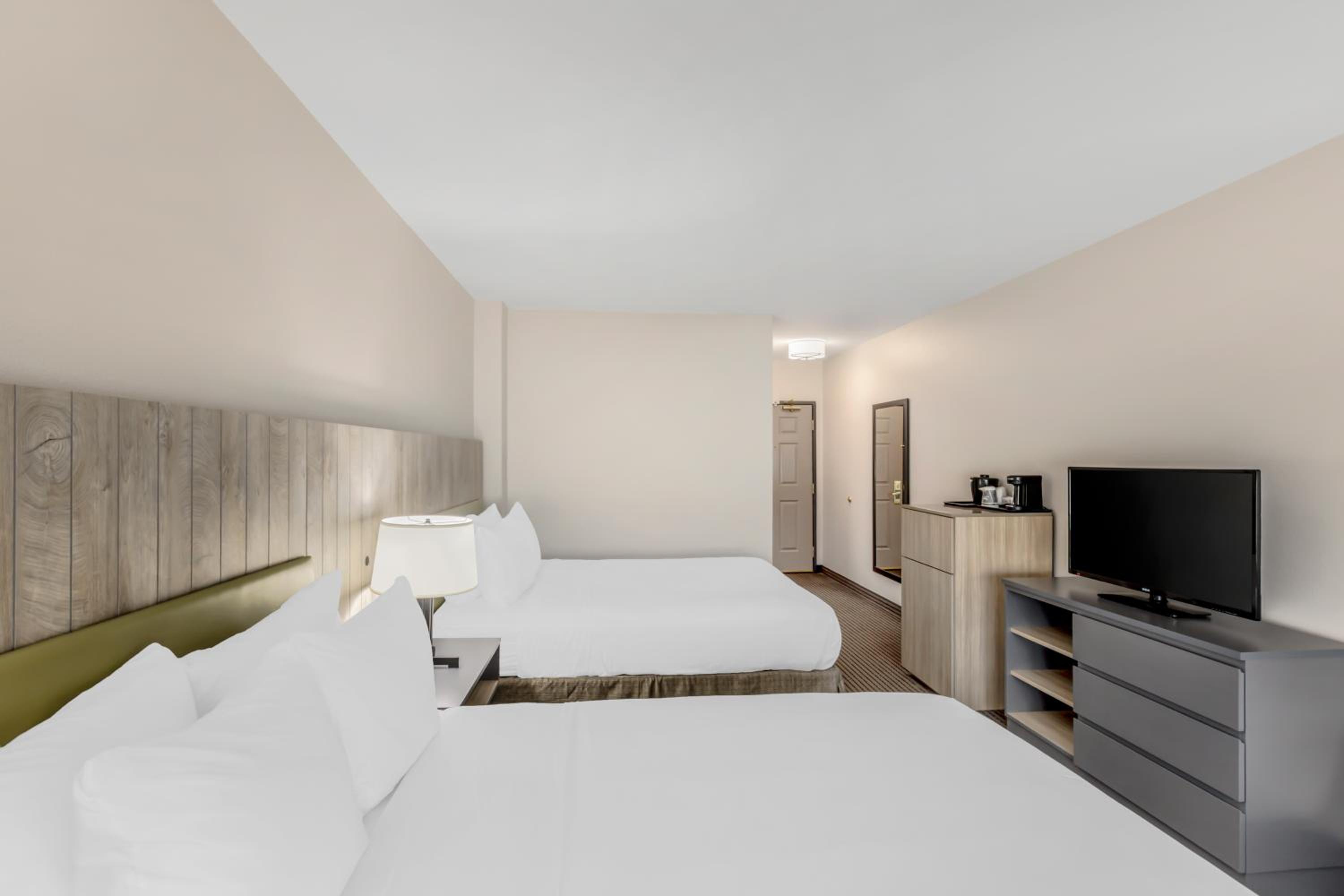 Queen Room with Two Queen Beds - Photo 4