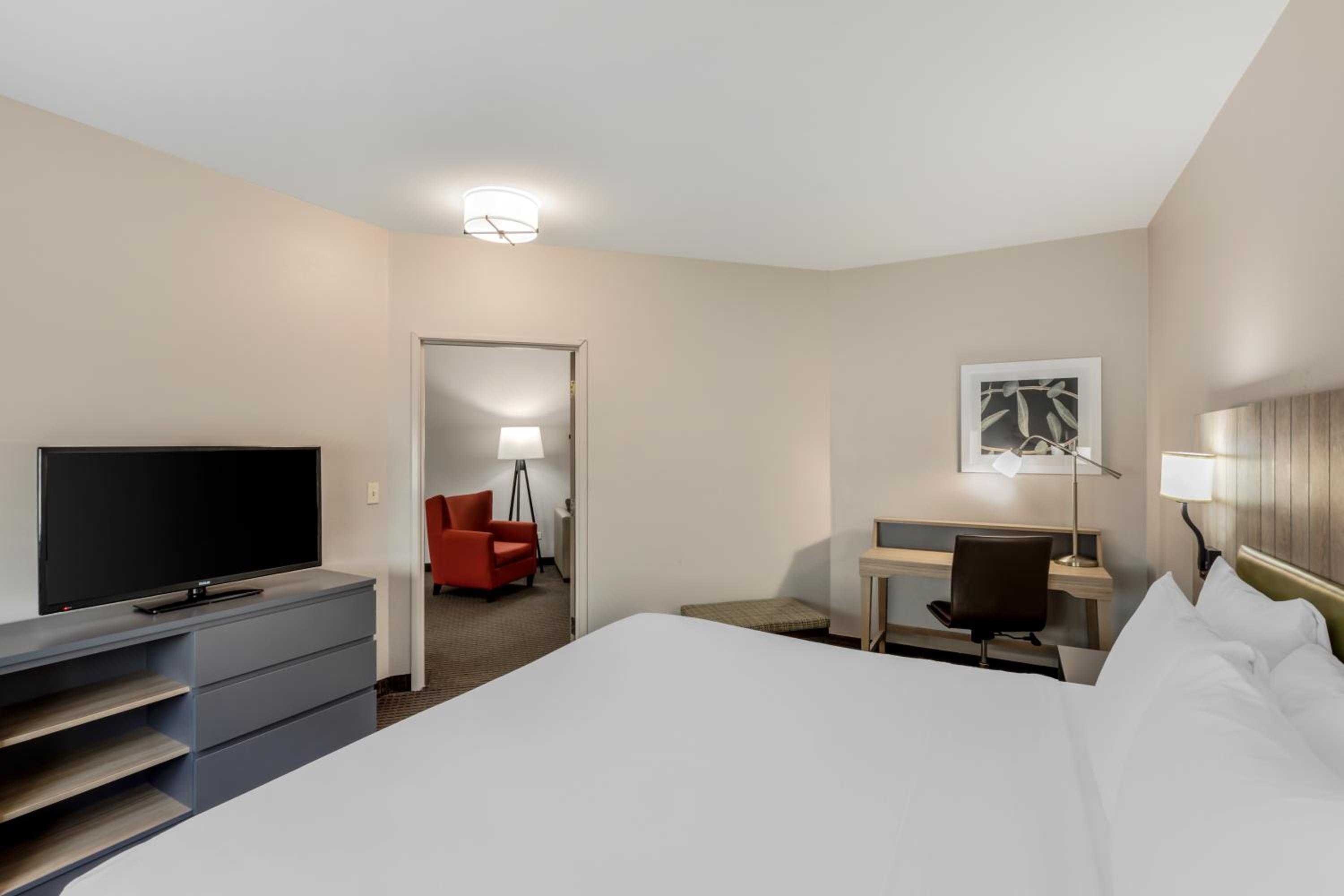 King Suite with Whirlpool - Non-Smoking - Photo 2
