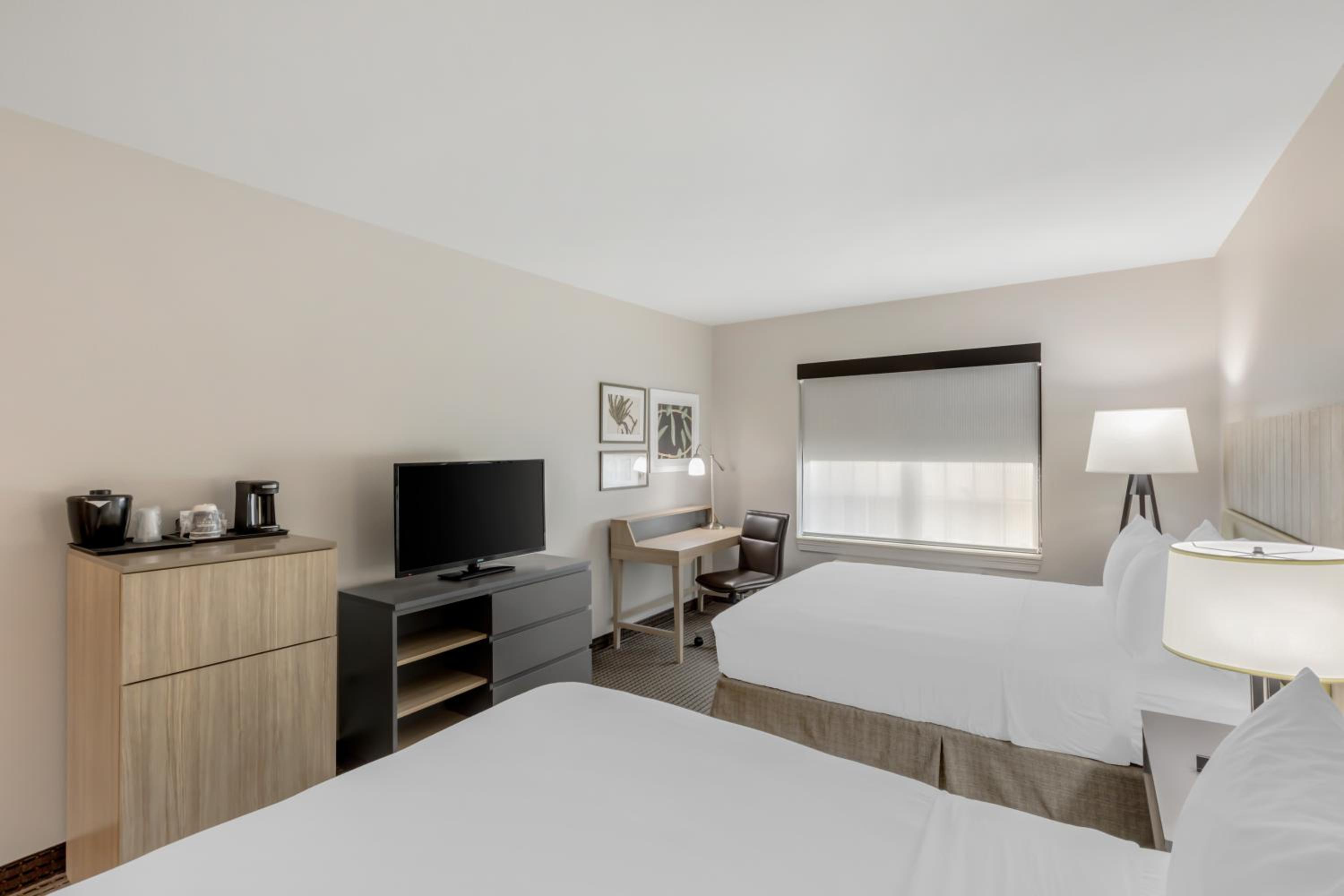 Queen Room with Two Queen Beds - Photo 3