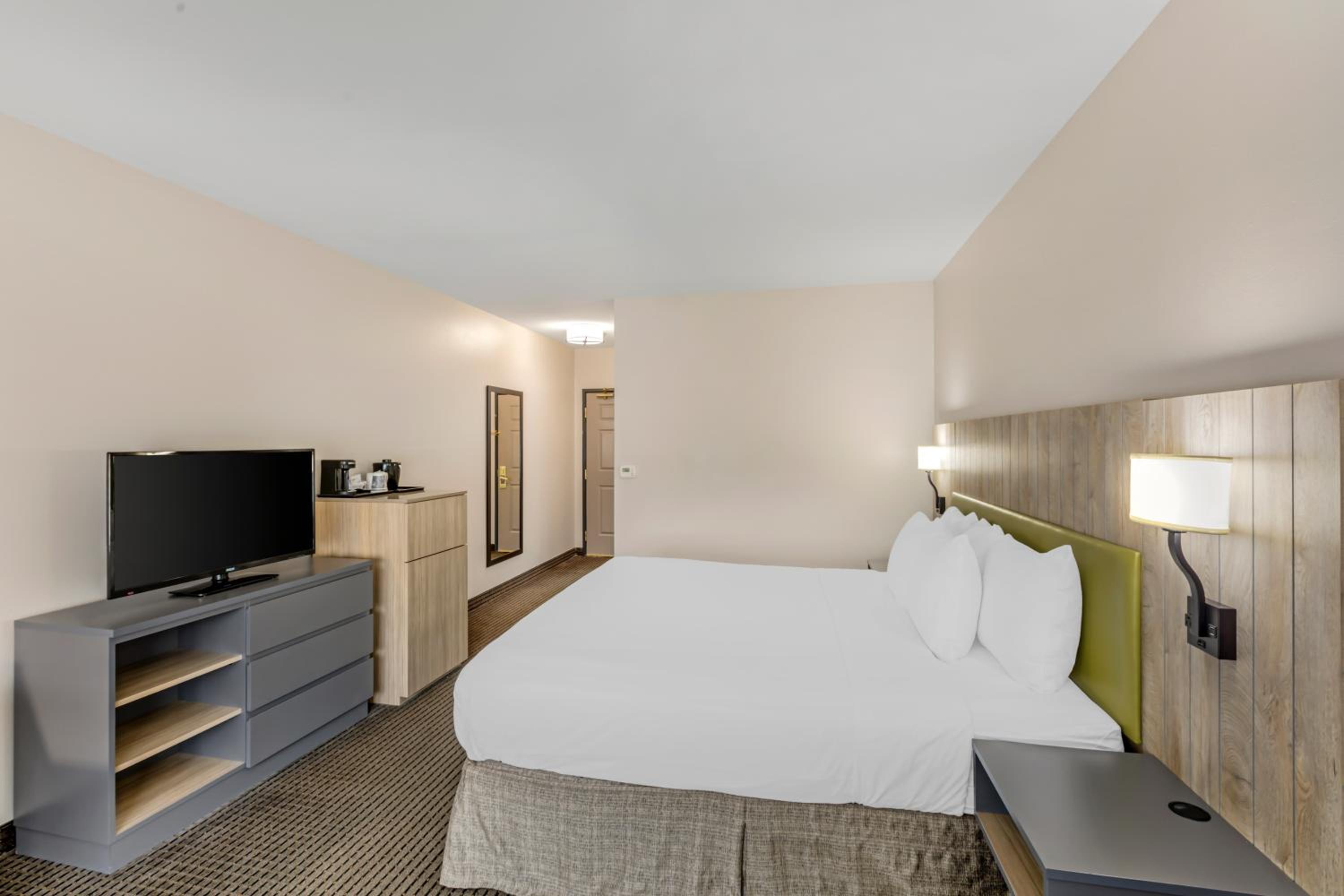 King Room - Non-Smoking - Photo 4