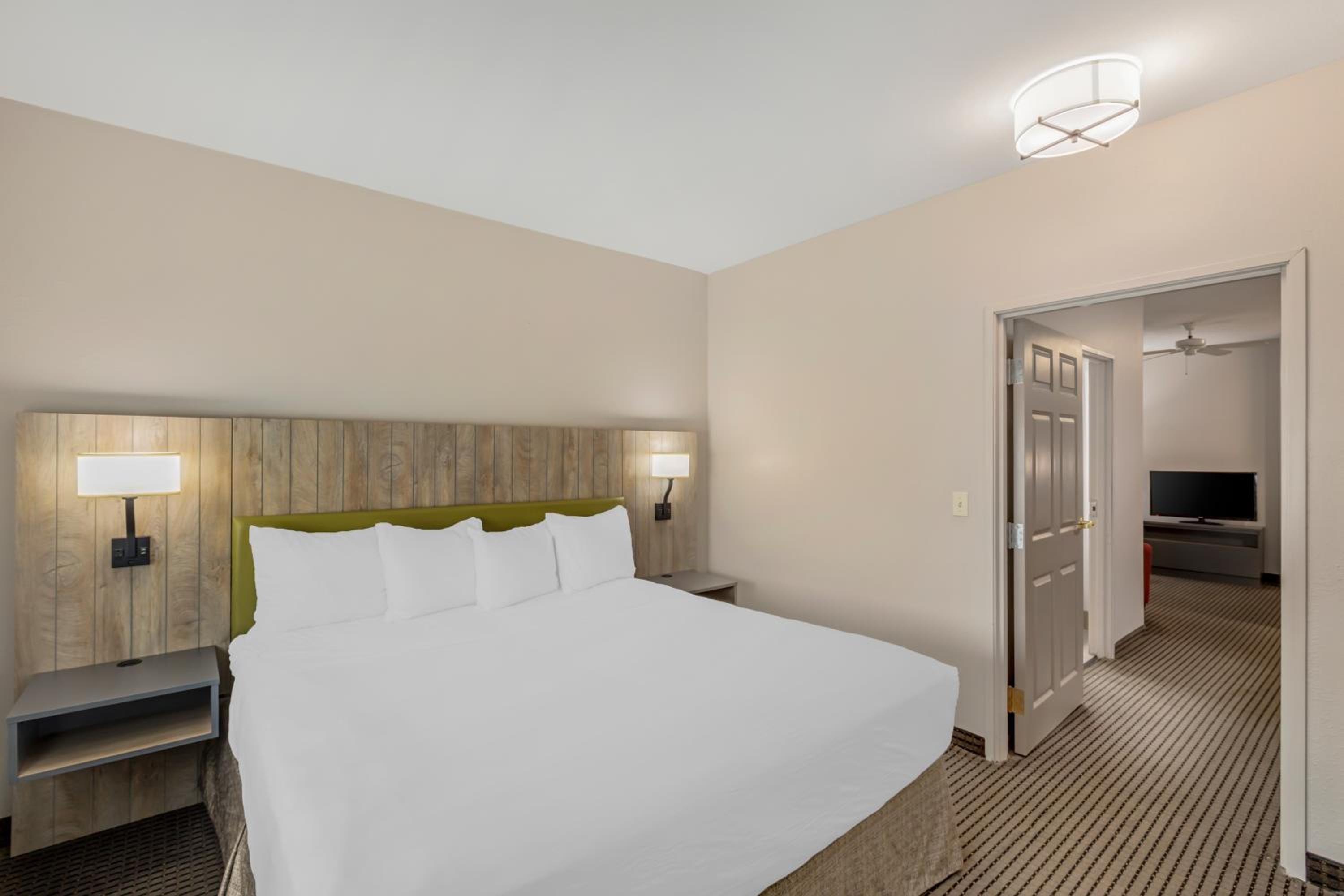 One-Bedroom King Suite - Disability Access - Photo 4