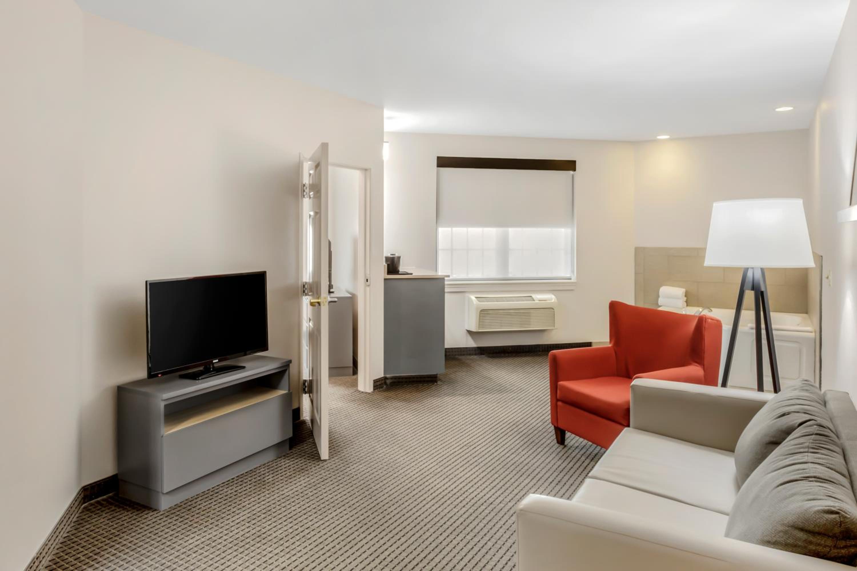King Suite with Whirlpool - Non-Smoking - Photo 1
