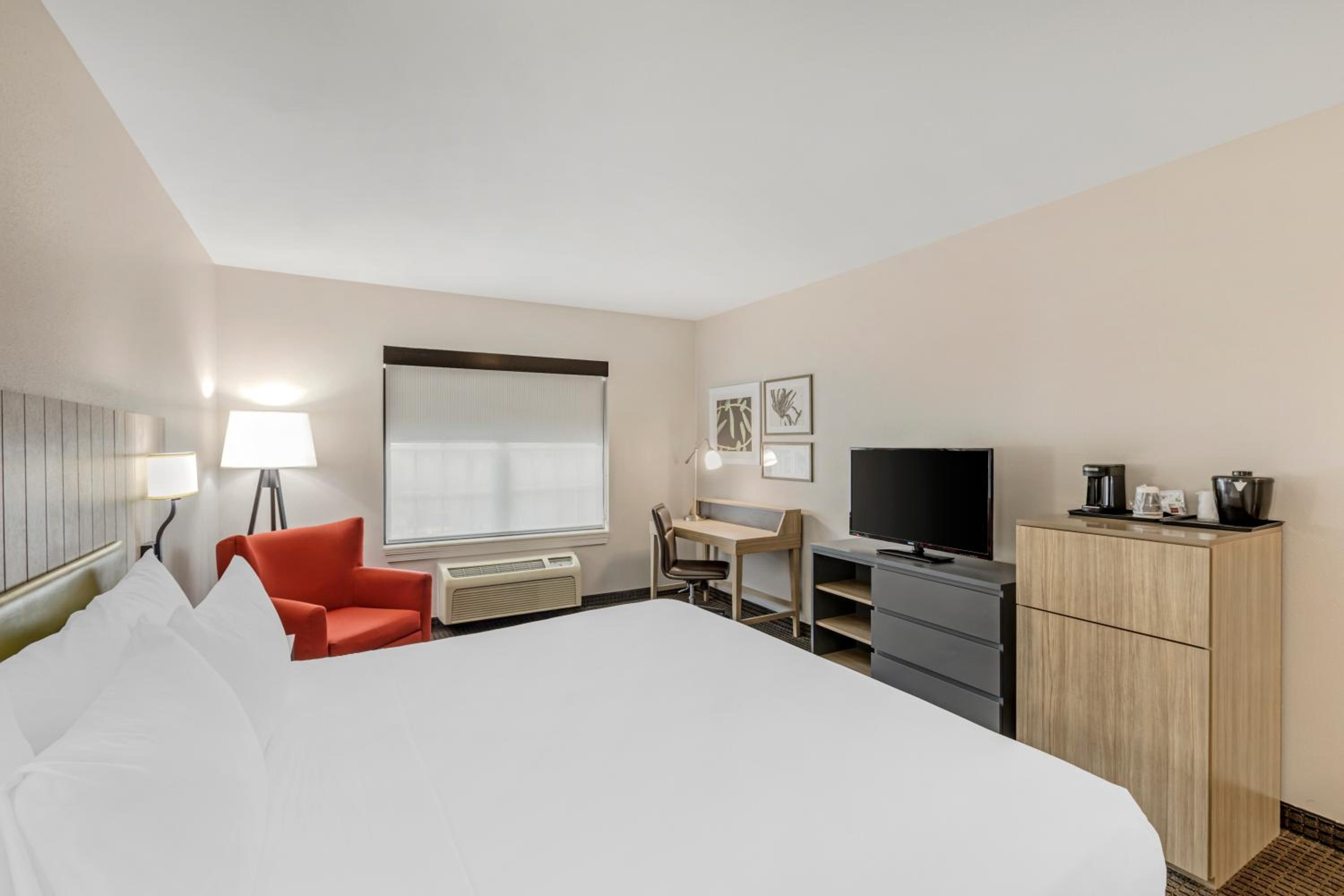 King Room - Non-Smoking - Photo 2