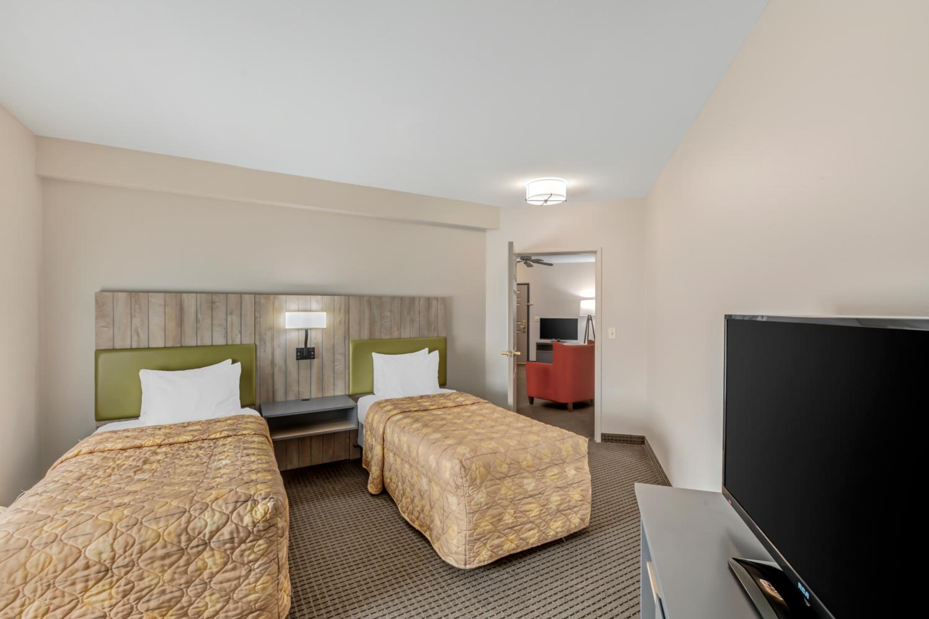 Two-Bedroom King Suite with Two Twin Beds - Non-Smoking - Photo 5
